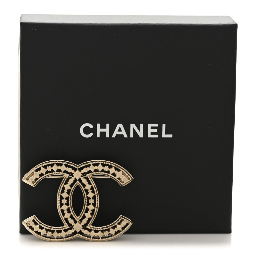 Metal CC Brooch Gold