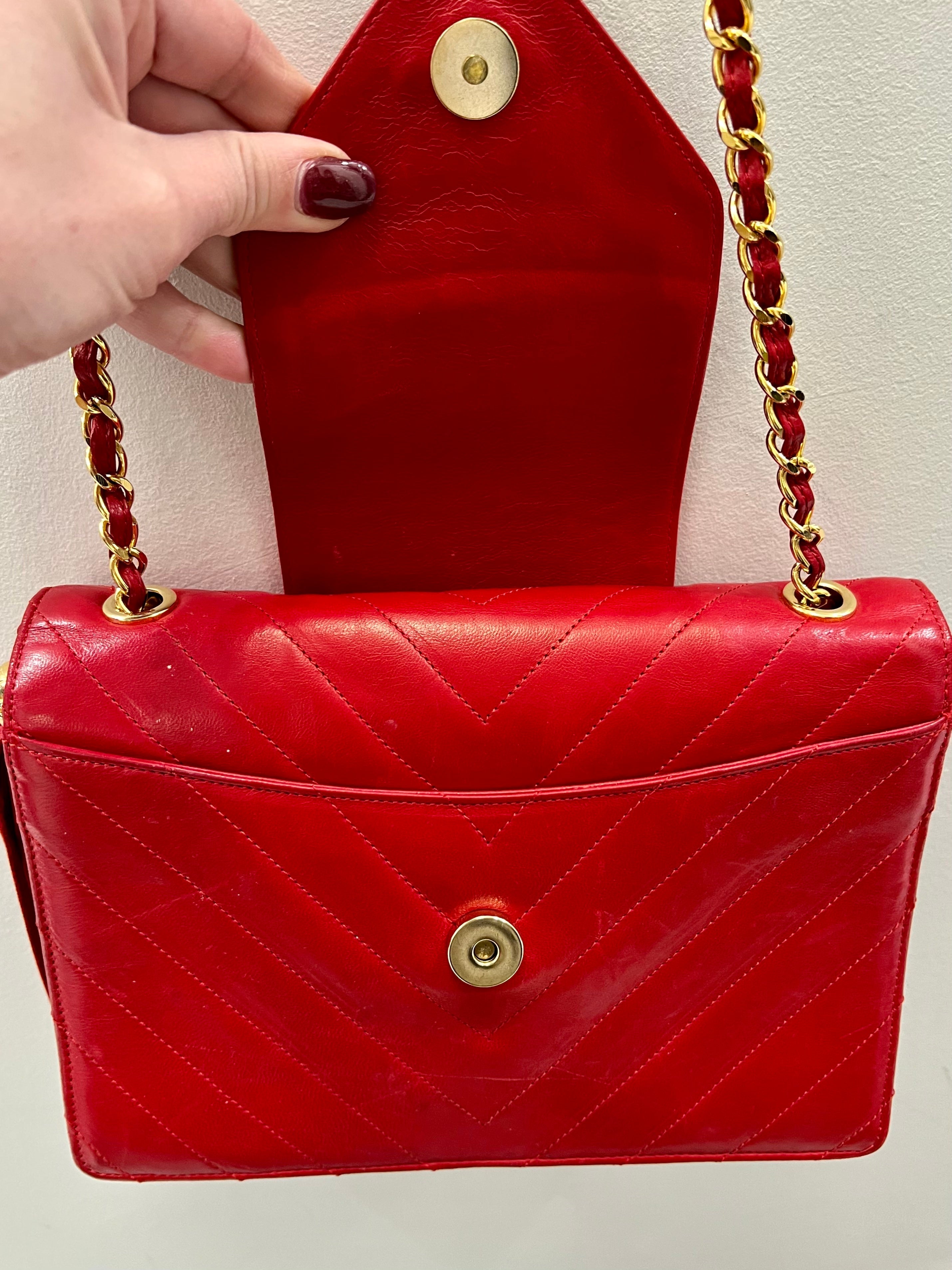 CHANEL VINTAGE RED CHEVRON QUILTED LAMBSKIN CHAIN BAG