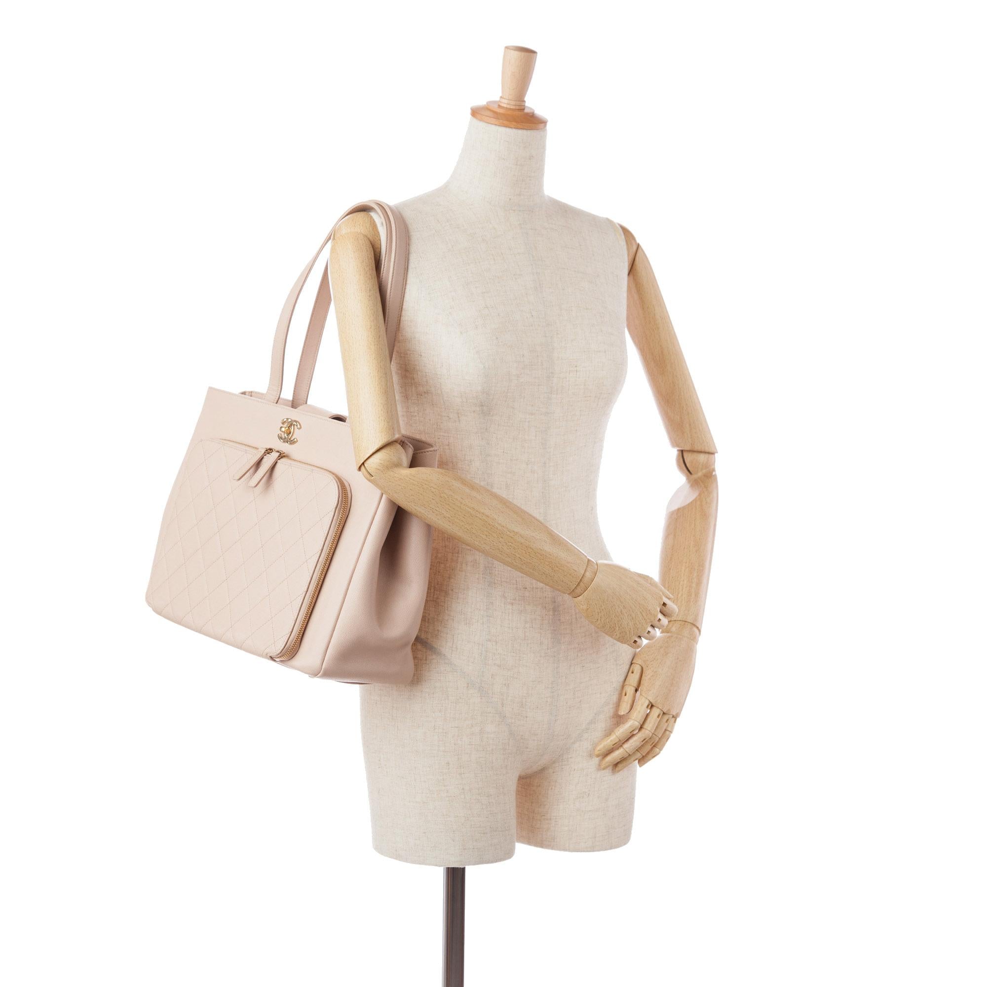 Chanel Business Affinity Shopping Tote (SHG-EyLflr)