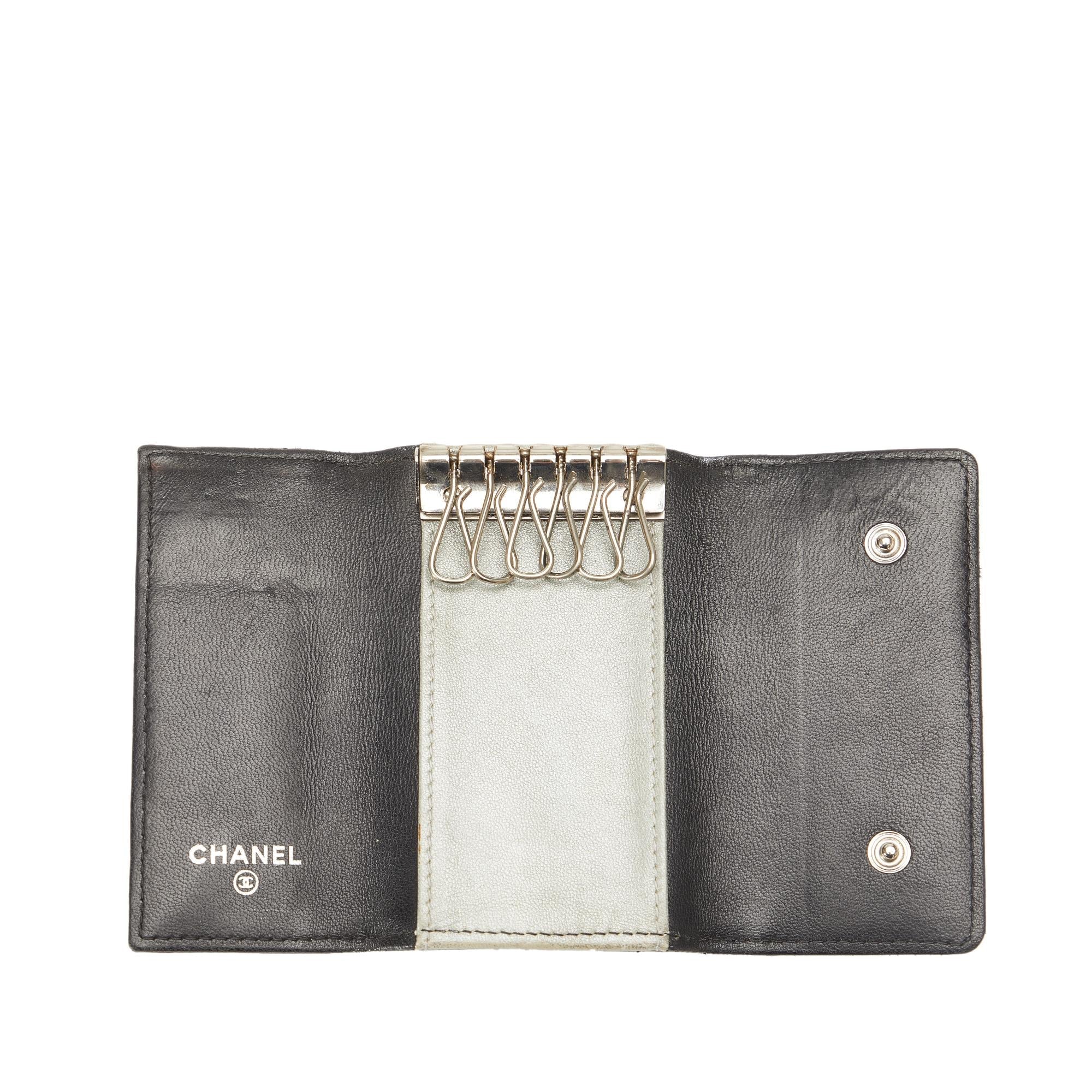 Chanel CC Camellia Leather Key Holder (SHG-YZObU4)