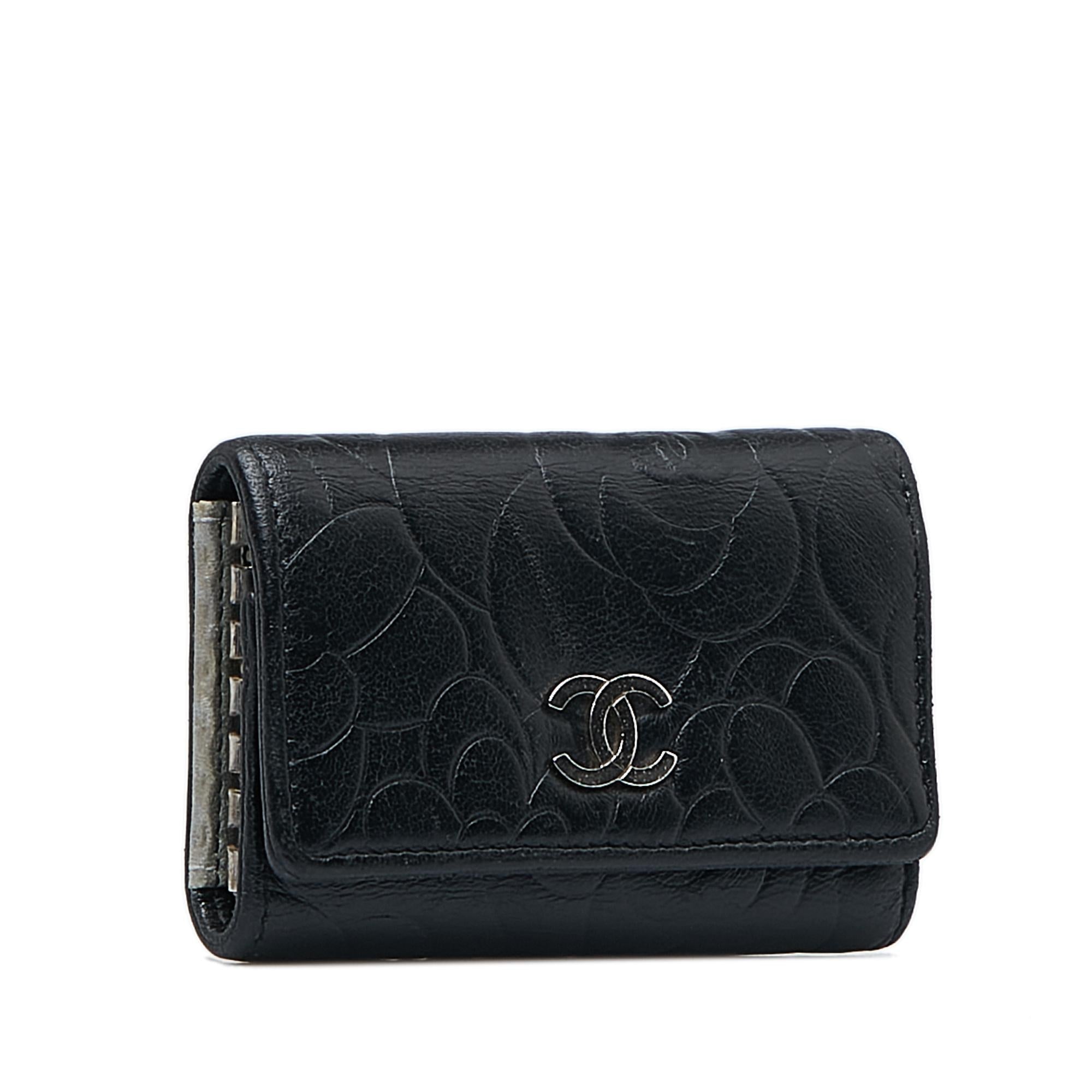 Chanel CC Camellia Leather Key Holder (SHG-YZObU4)