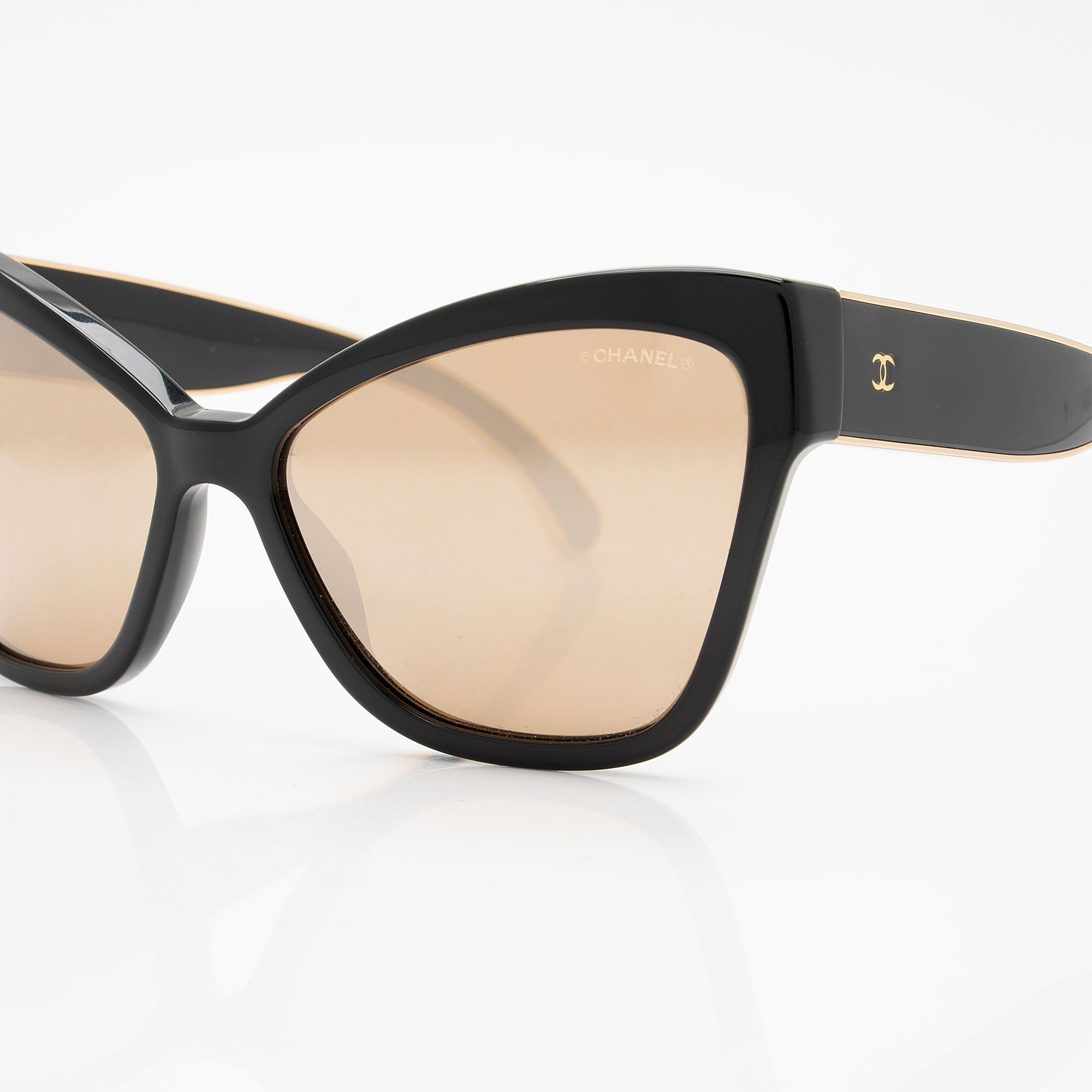 Chanel CC Cat Eye Sunglasses (SHF-Vpy0FM)