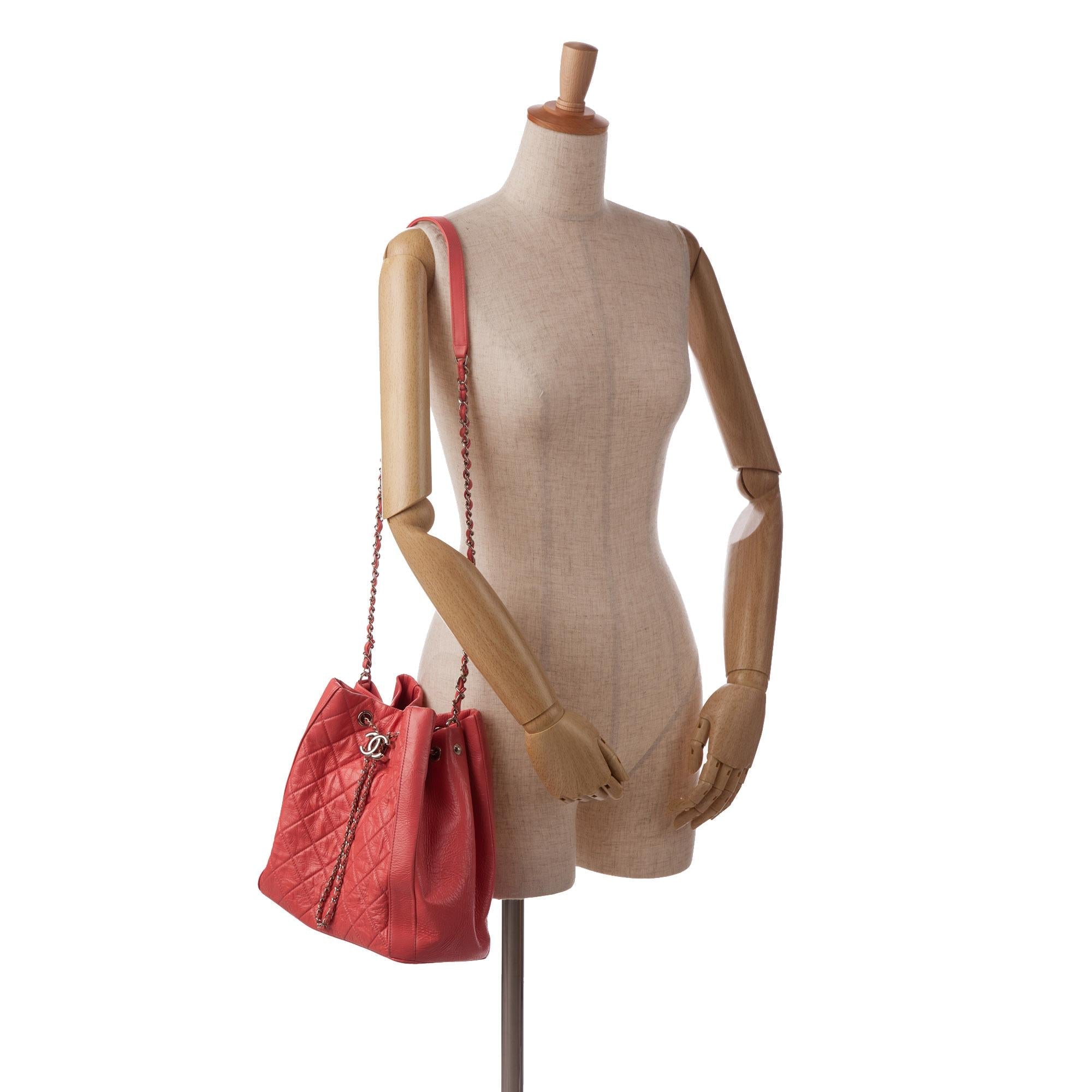 Chanel CC Chain Drawstring Bucket Bag (SHG-nXJ6uF)