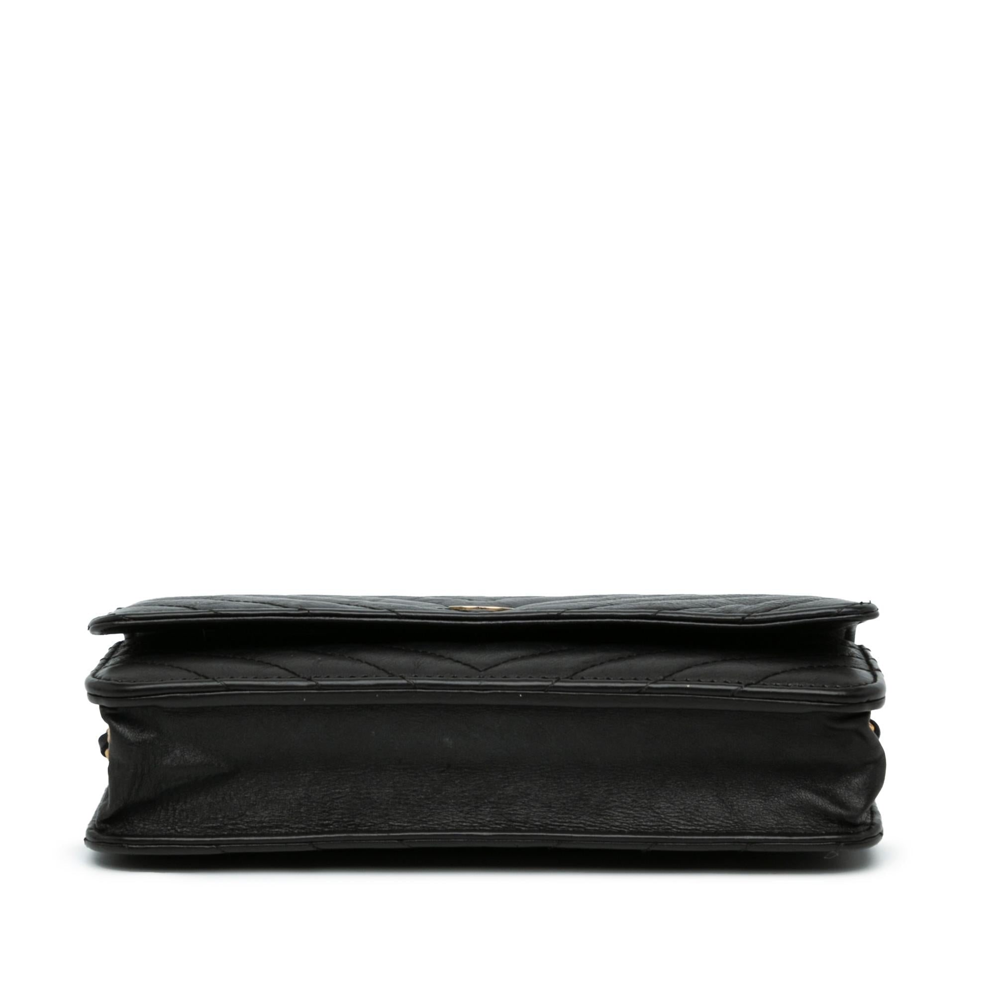 Chanel CC Chevron Lambskin Wallet On Chain (SHG-68tvq5)