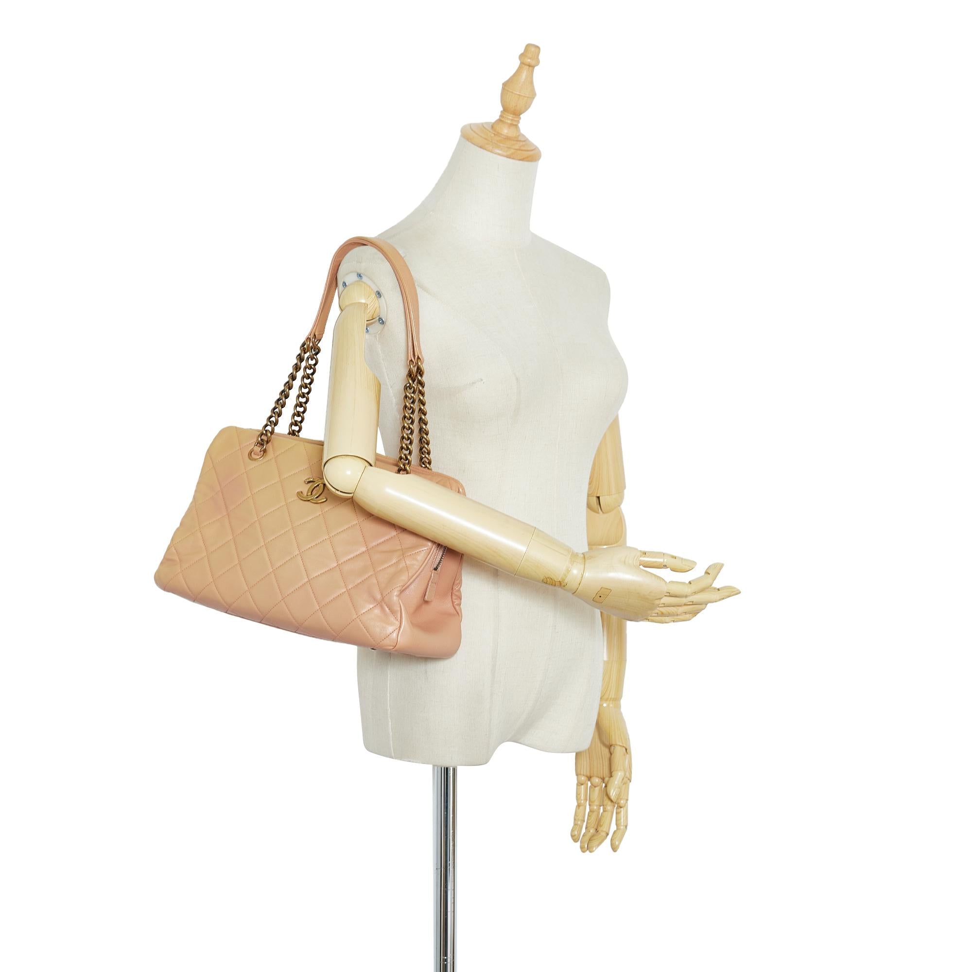 Chanel CC Crown Shoulder Bag (SHG-vupW7L)