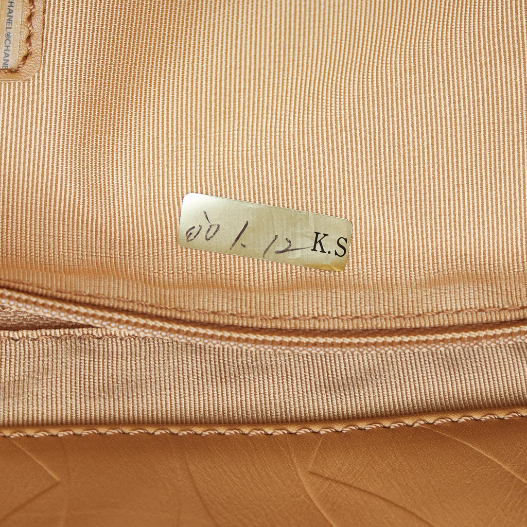Chanel CC Embossed Leather Tote Bag (SHG-TgVm9y)