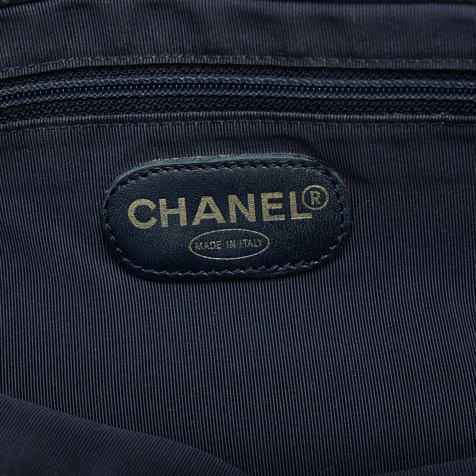 Chanel CC Embossed Leather Tote (SHG-qn54cb)