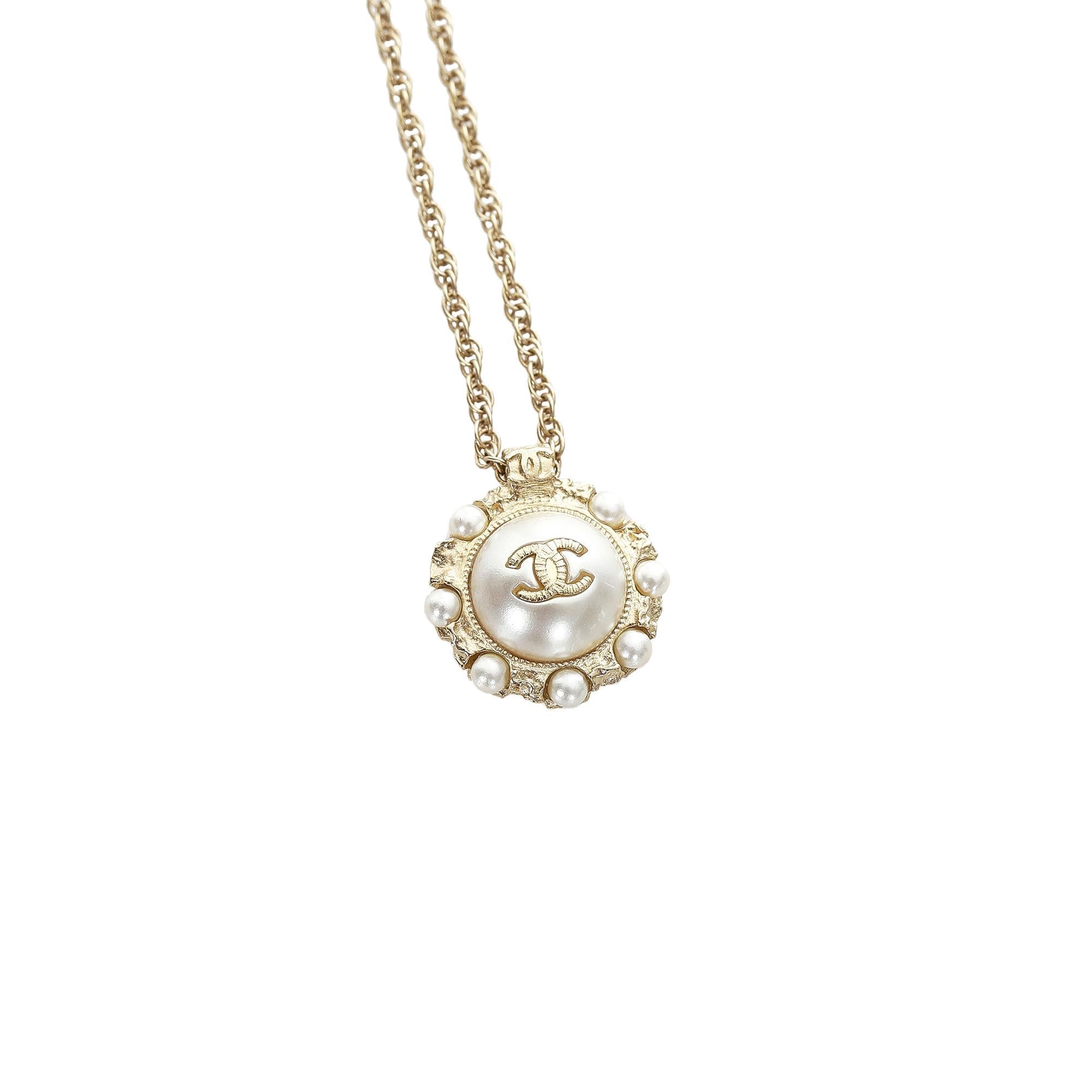 Chanel CC Faux Pearl Pendant Necklace (SHG-2Vs4gs)