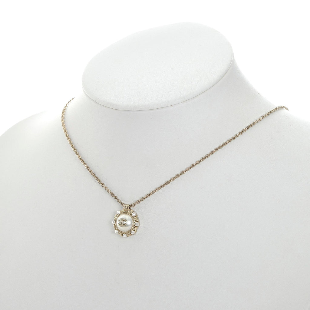 Chanel CC Faux Pearl Pendant Necklace (SHG-2Vs4gs)