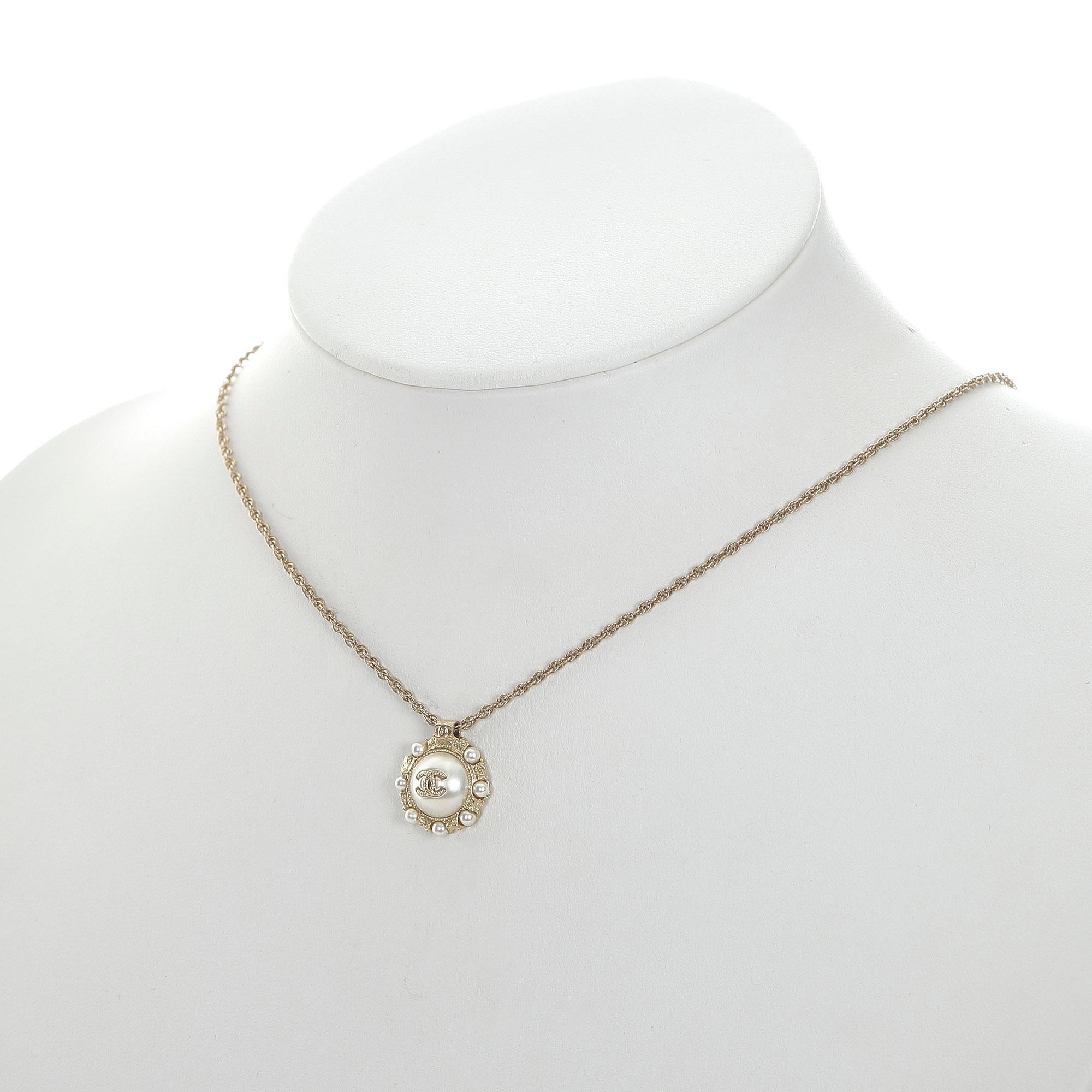 Chanel CC Faux Pearl Pendant Necklace (SHG-2Vs4gs)