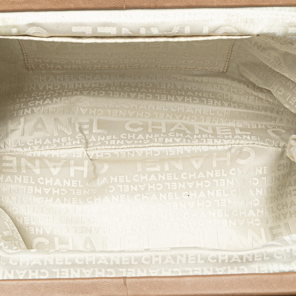 Chanel CC Lambskin Kisslock Frame Shoulder Bag (SHG-Yw4UL7)