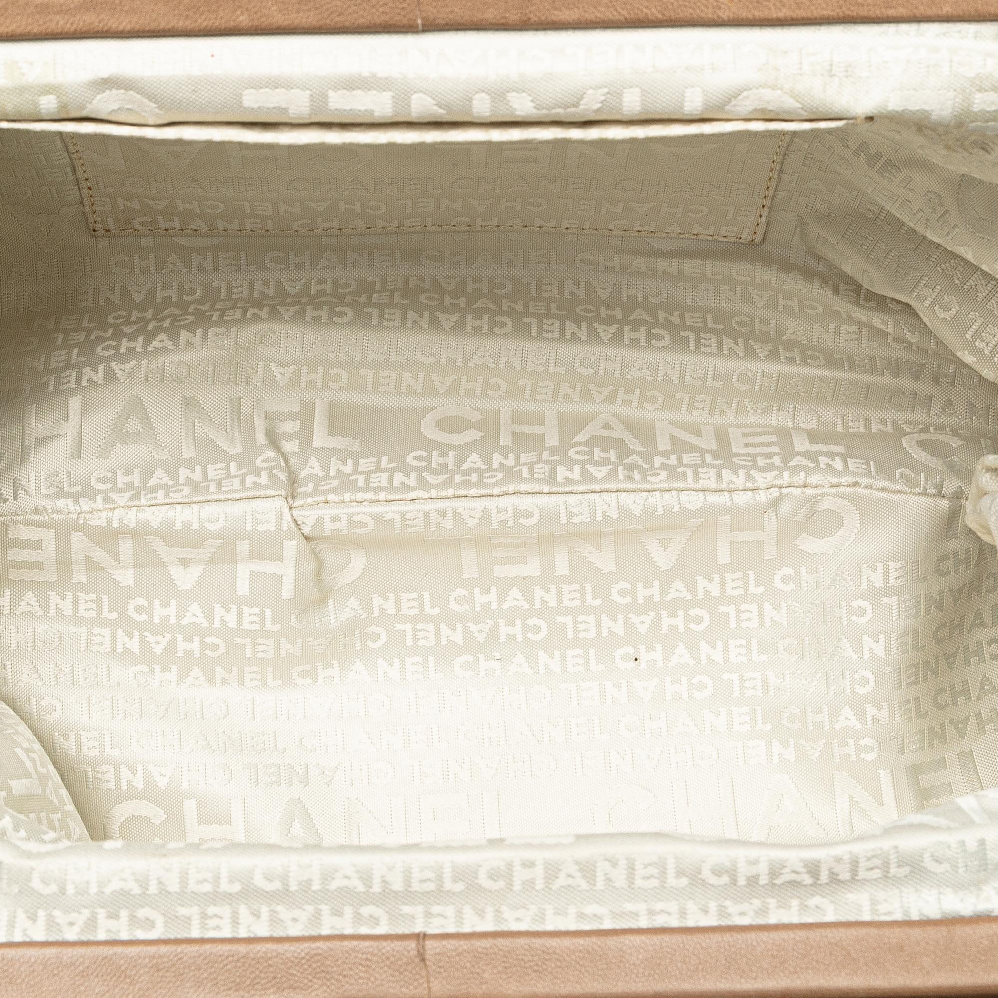 Chanel CC Lambskin Kisslock Frame Shoulder Bag (SHG-Yw4UL7)