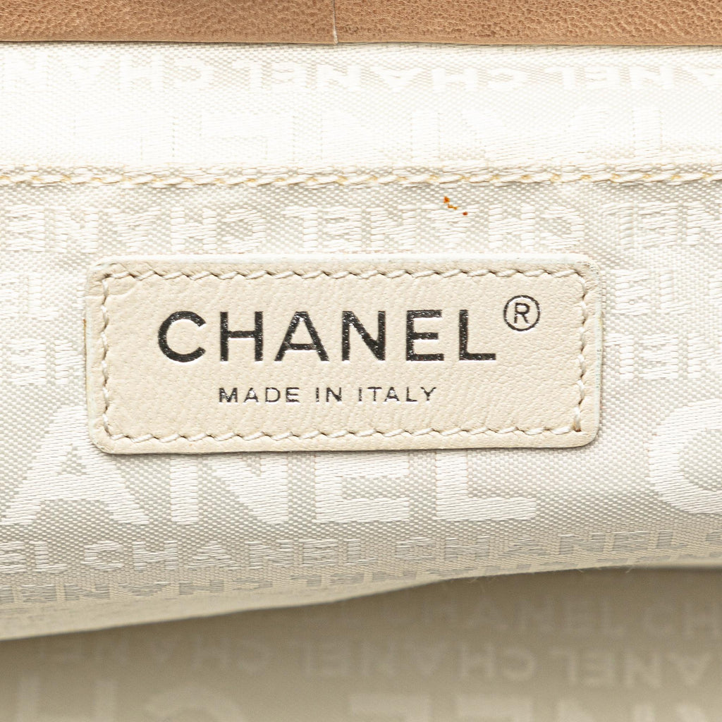 Chanel CC Lambskin Kisslock Frame Shoulder Bag (SHG-Yw4UL7)