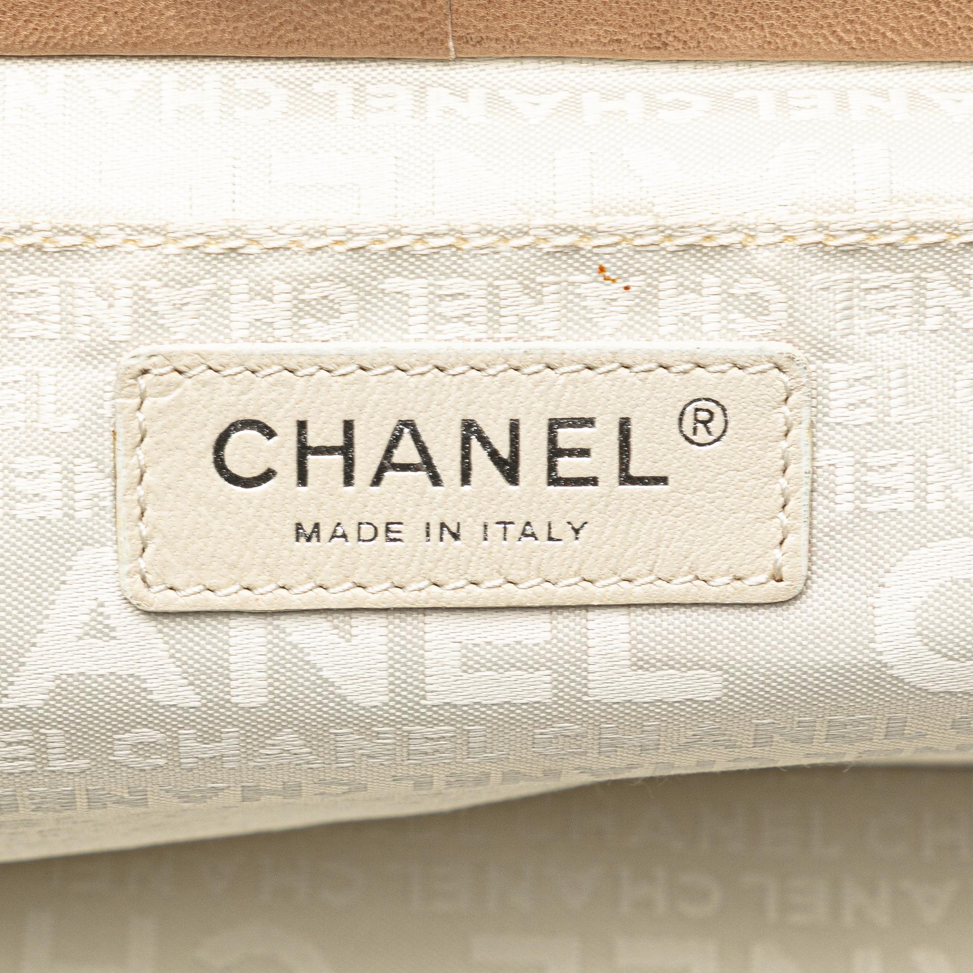 Chanel CC Lambskin Kisslock Frame Shoulder Bag (SHG-Yw4UL7)