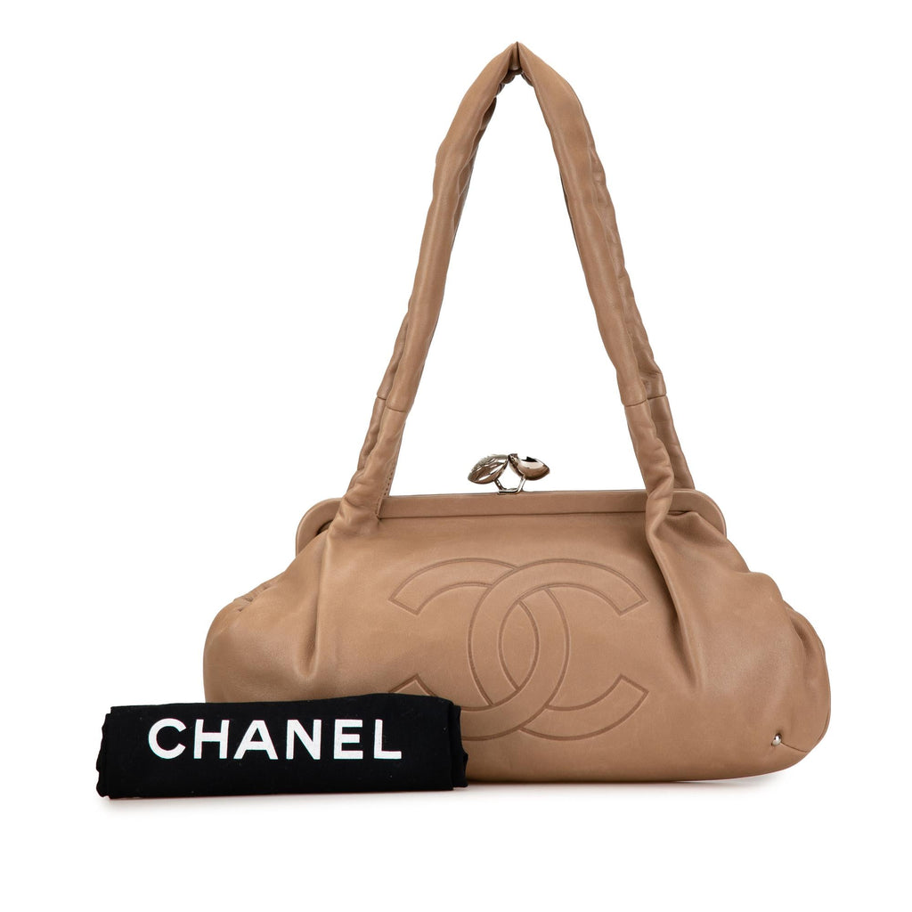Chanel CC Lambskin Kisslock Frame Shoulder Bag (SHG-Yw4UL7)
