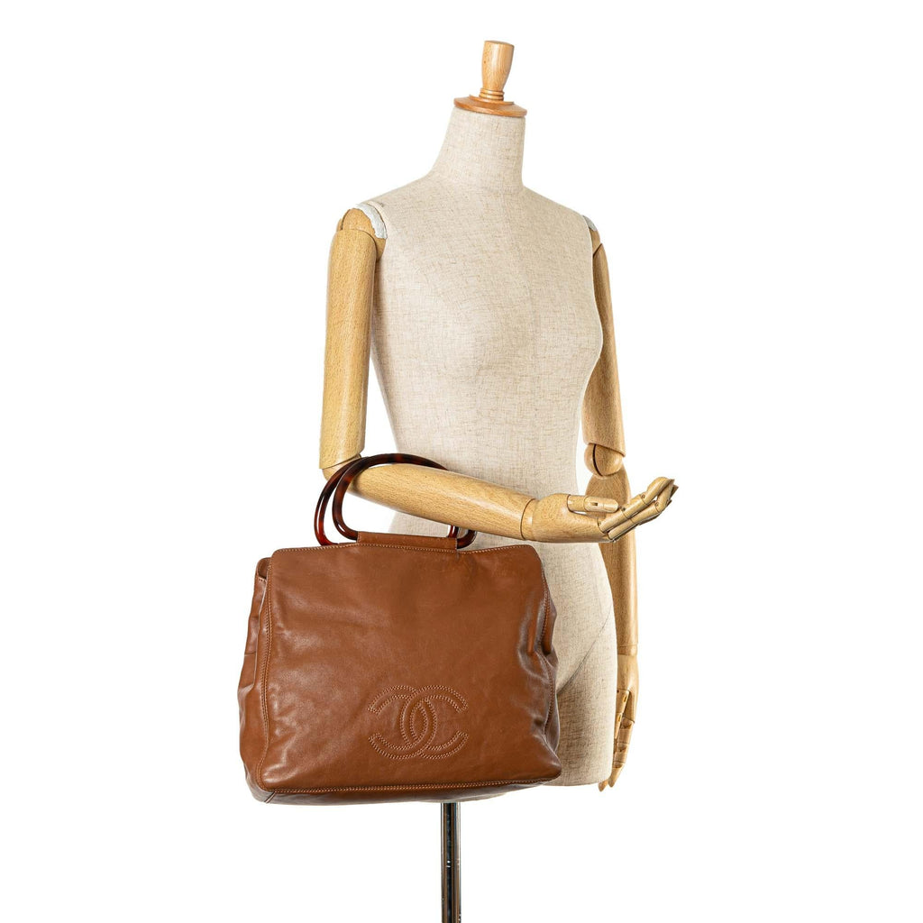 Chanel CC Lambskin Tortoise Handle Tote (SHG-lVGu6s)