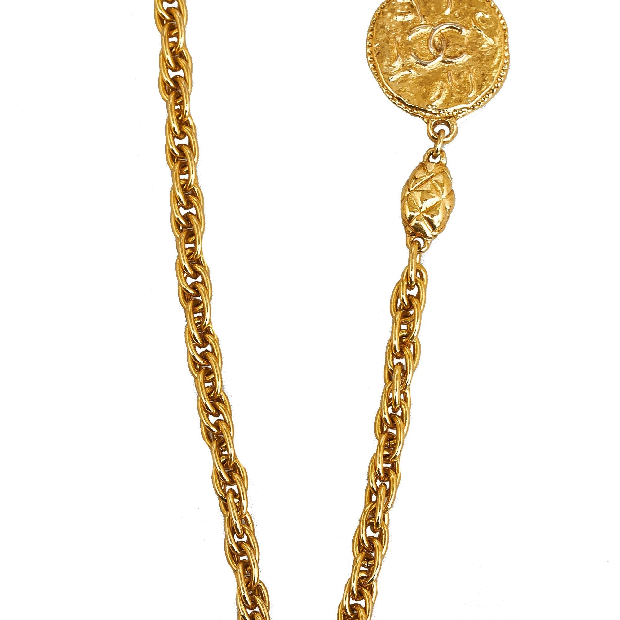 Chanel CC Medallion Necklace (SHG-dAzCeX)