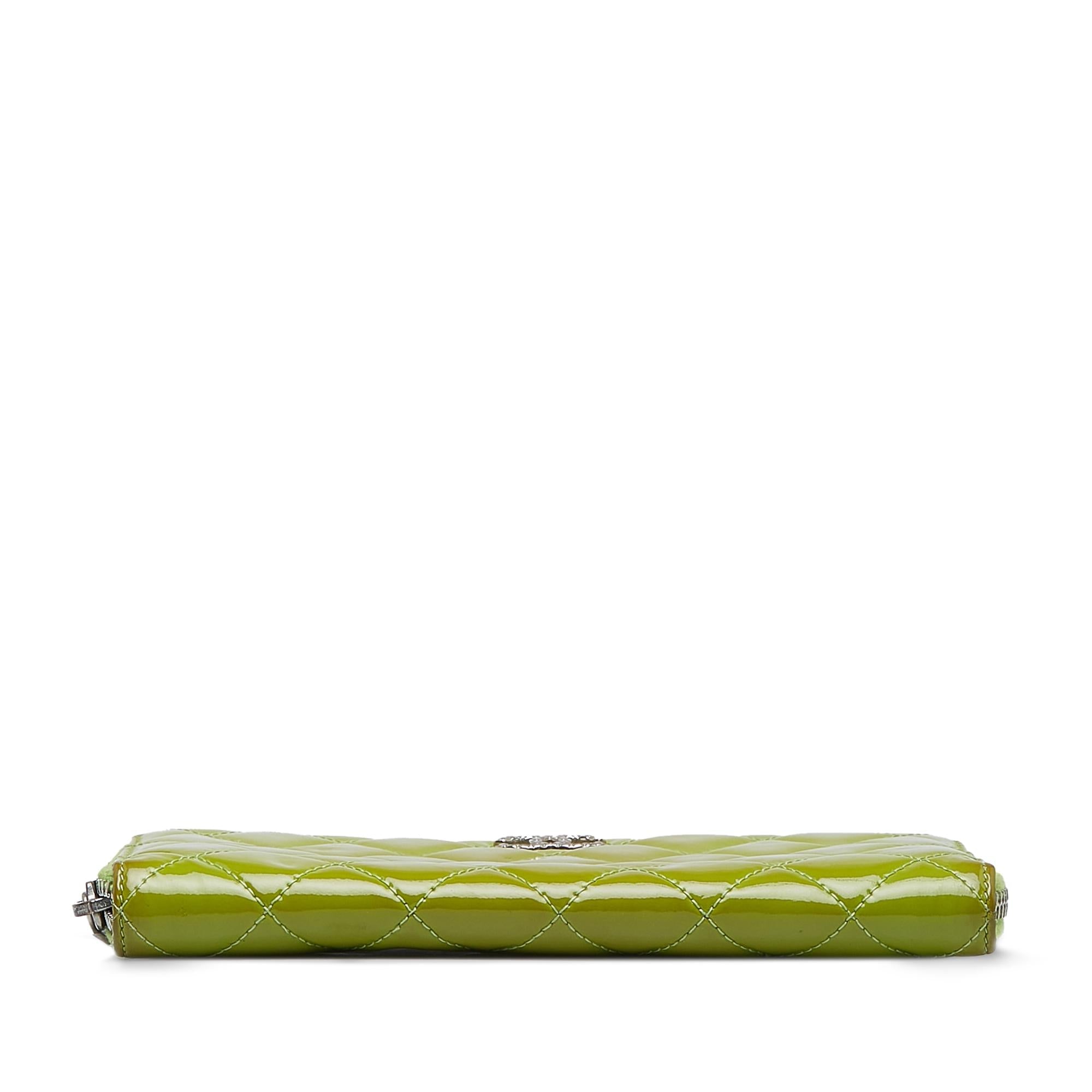 Chanel CC Patent Leather Zip Around Wallet (SHG-gN1VBT)