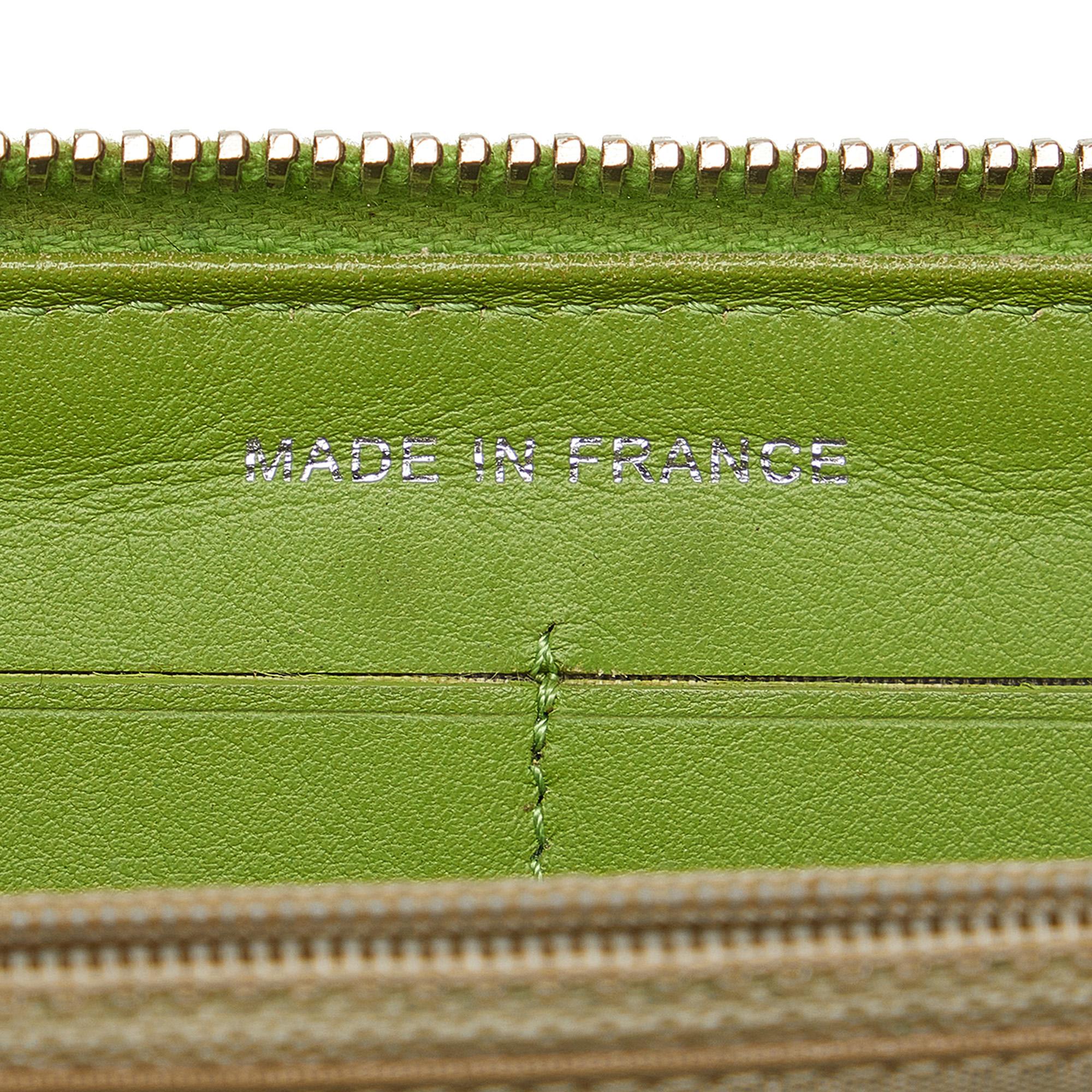 Chanel CC Patent Leather Zip Around Wallet (SHG-gN1VBT)