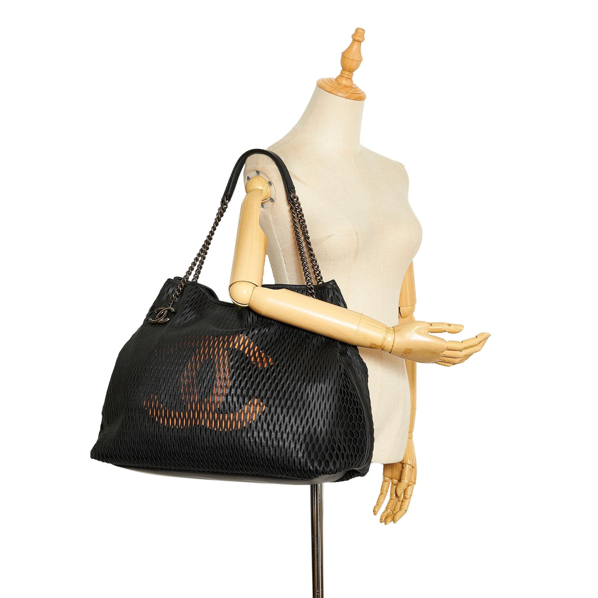 Chanel CC Perforated Leather Tote Bag (SHG-gDassU)