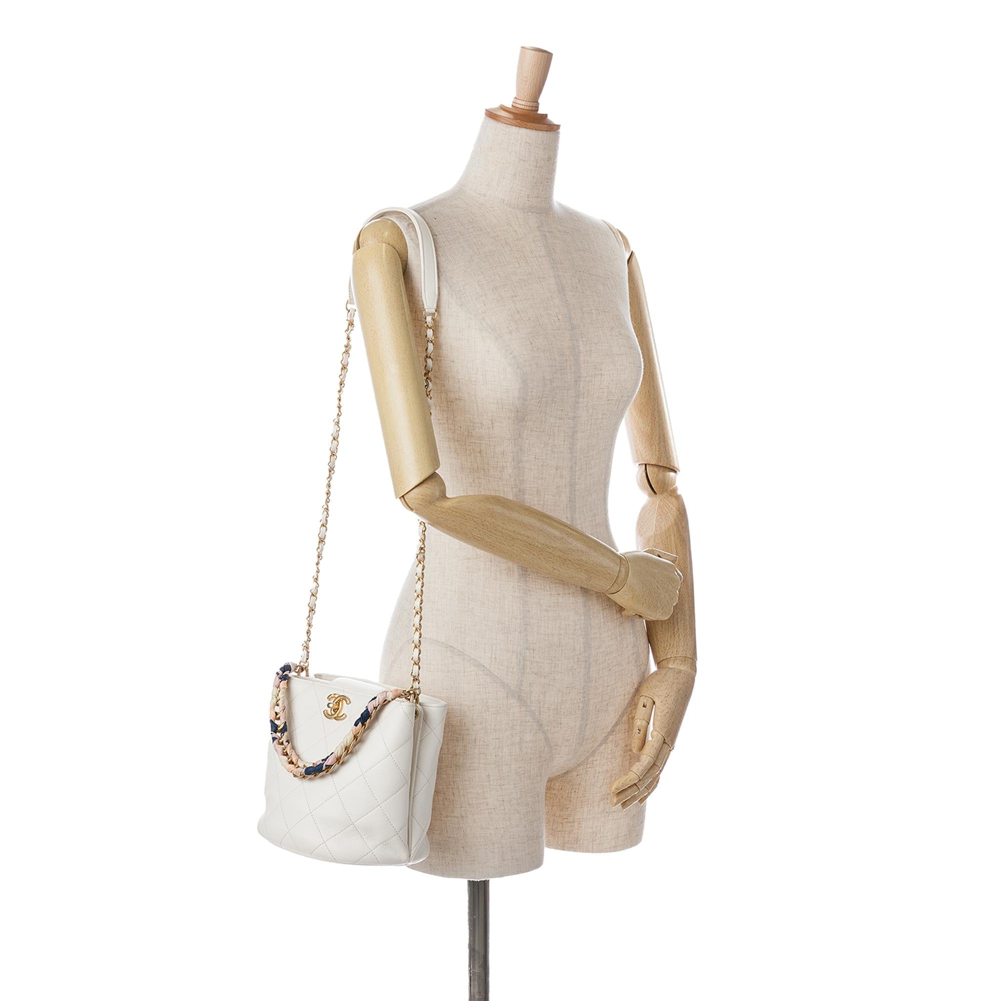 Chanel CC Quilted Caviar Chain Scarf Handle Bucket Bag (SHG-AuAIp1)