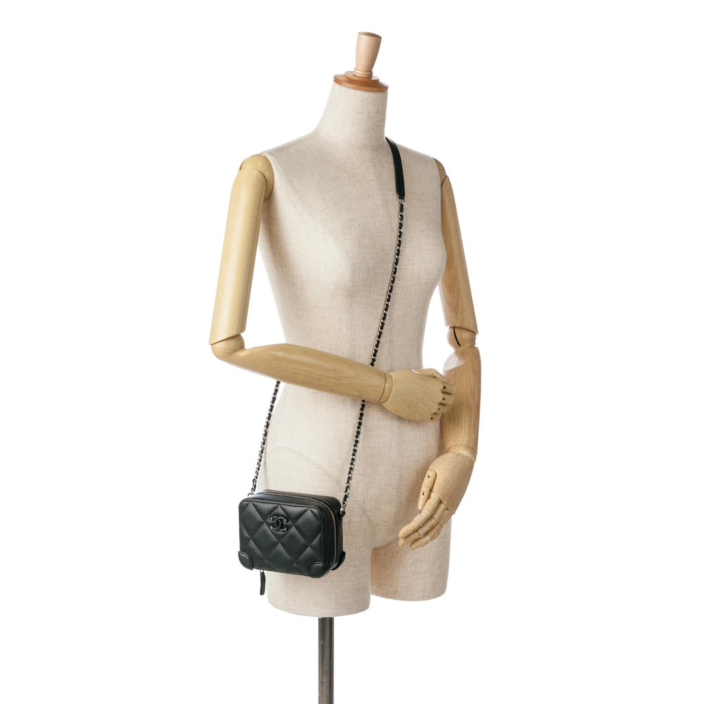 Chanel CC Quilted Lambskin Camera Case (SHG-93PTRz)