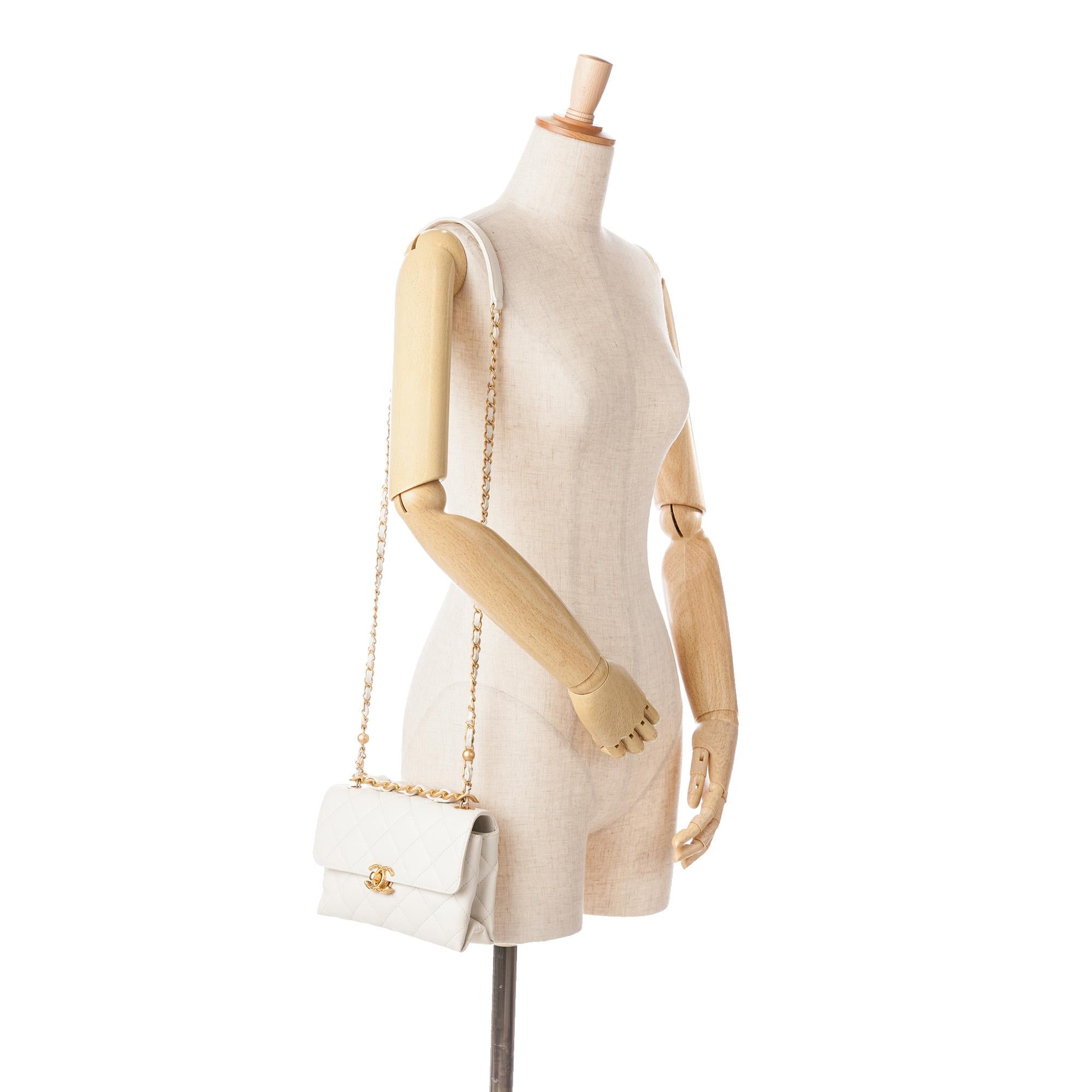 Chanel CC Quilted Lambskin Flap (SHG-8guI4k)