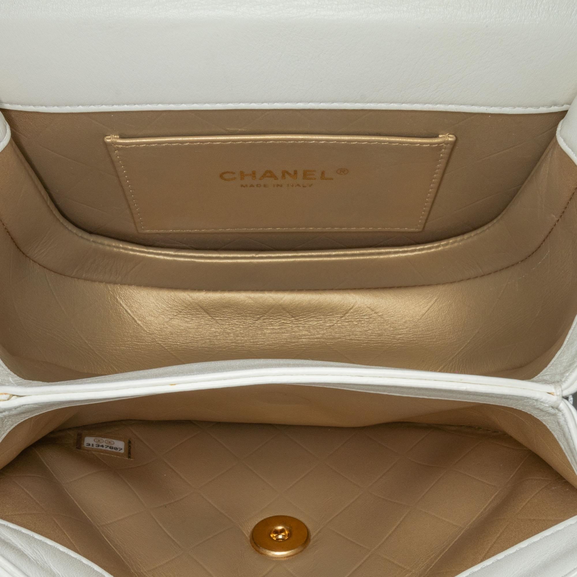Chanel CC Quilted Lambskin Round Moon Messenger Flap (SHG-ZHZyok)