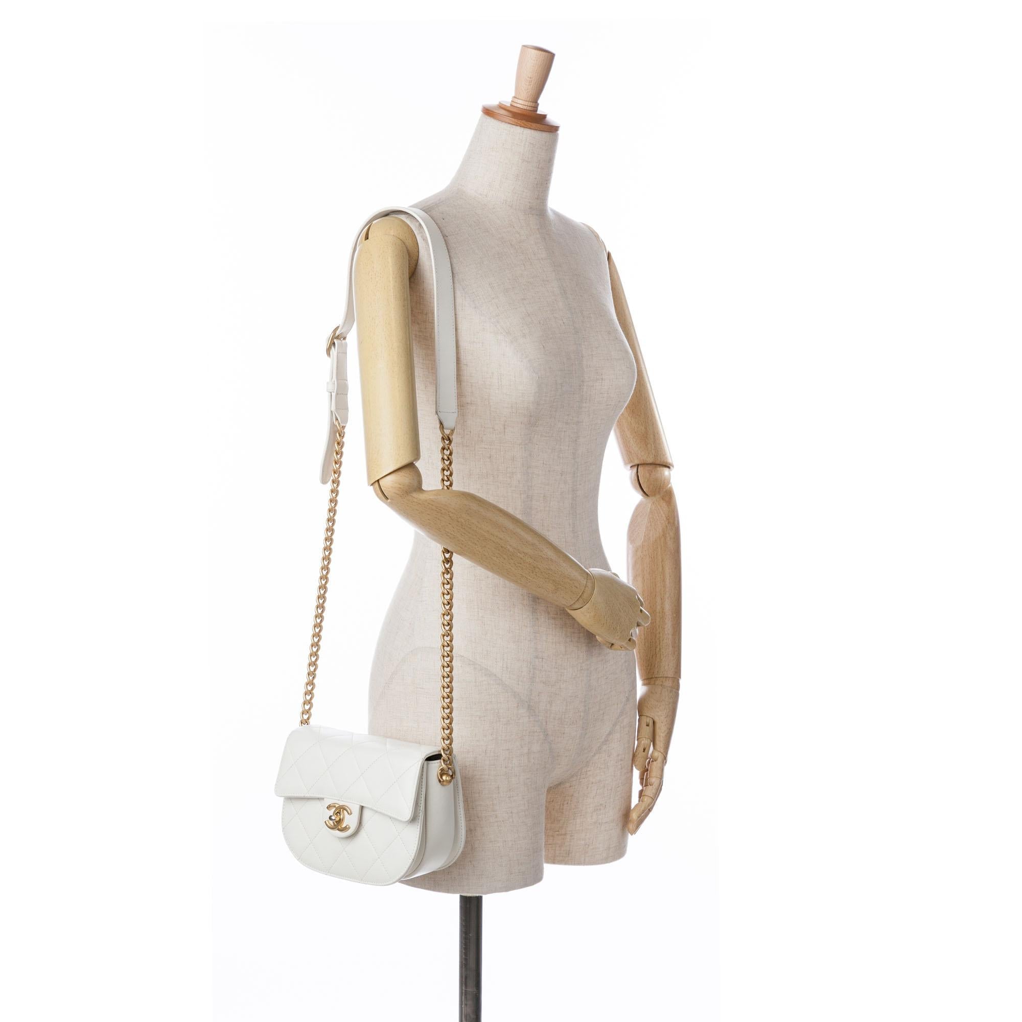 Chanel CC Quilted Lambskin Round Moon Messenger Flap (SHG-ZHZyok)
