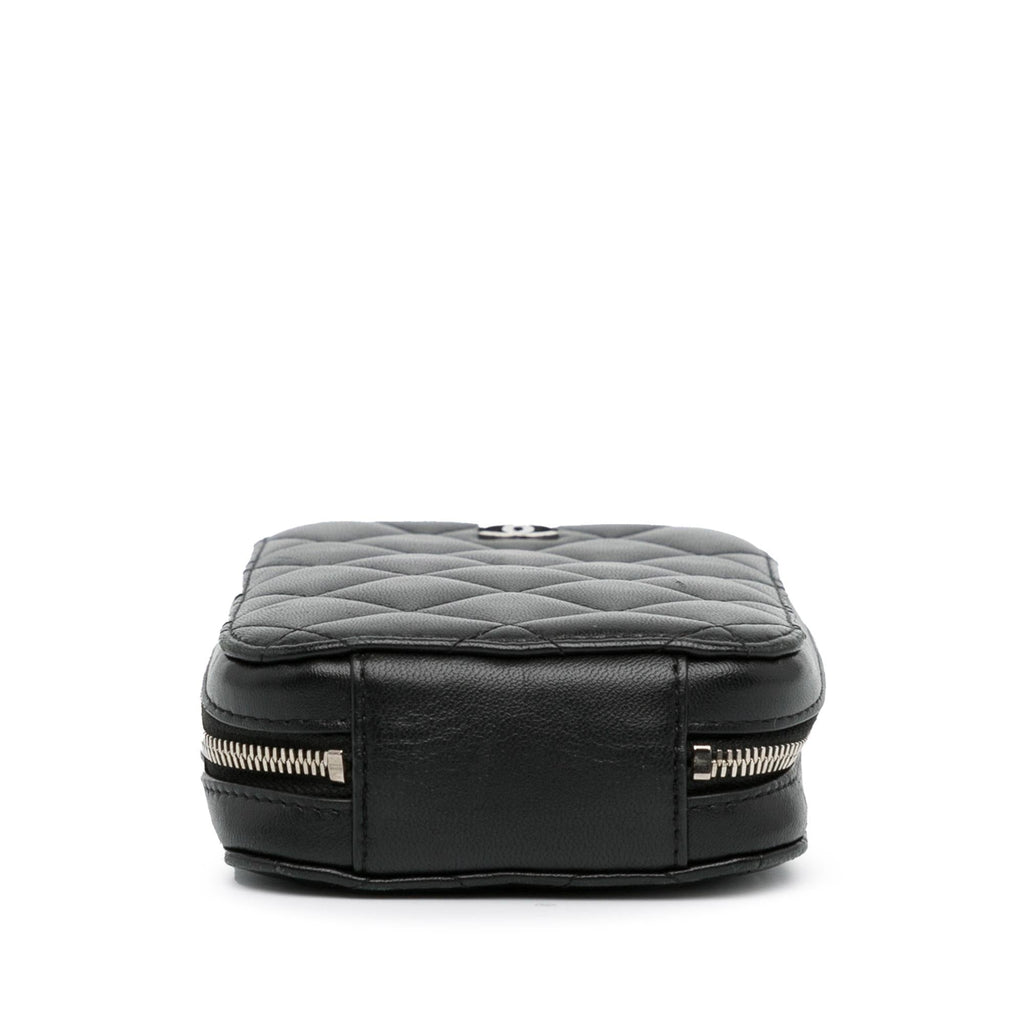 Chanel CC Quilted Lambskin Zip Phone Case (SHG-6GbcPW)