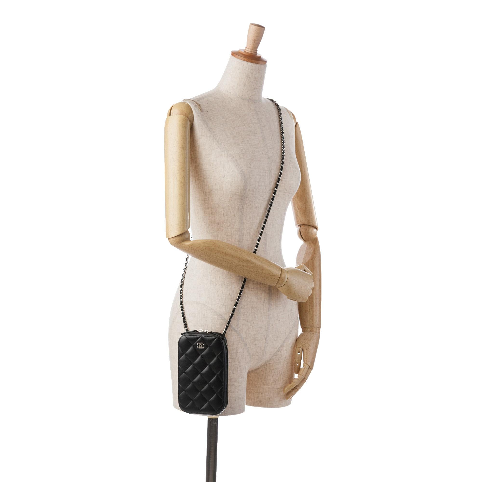Chanel CC Quilted Lambskin Zip Phone Case (SHG-6GbcPW)
