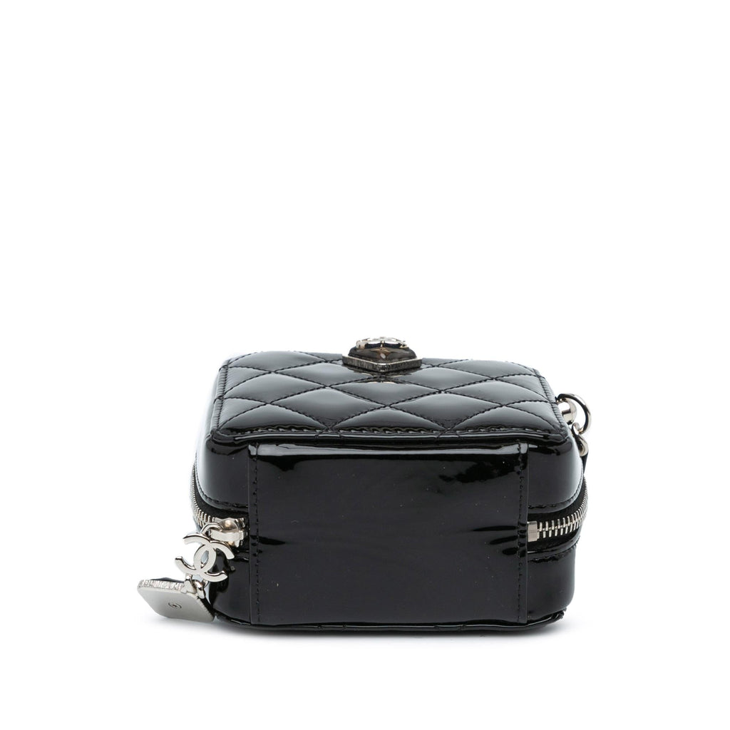 Chanel CC Quilted Patent Clutch With Chain (SHG-ROhwQv)