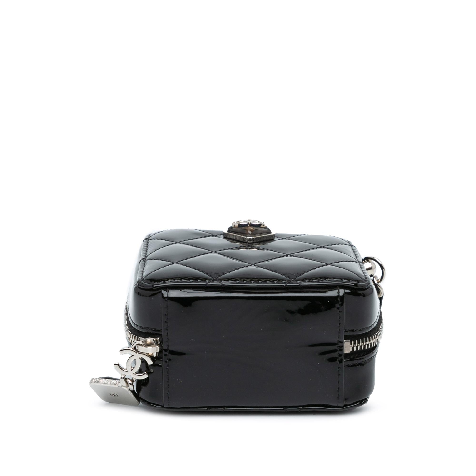 Chanel CC Quilted Patent Clutch With Chain (SHG-ROhwQv)
