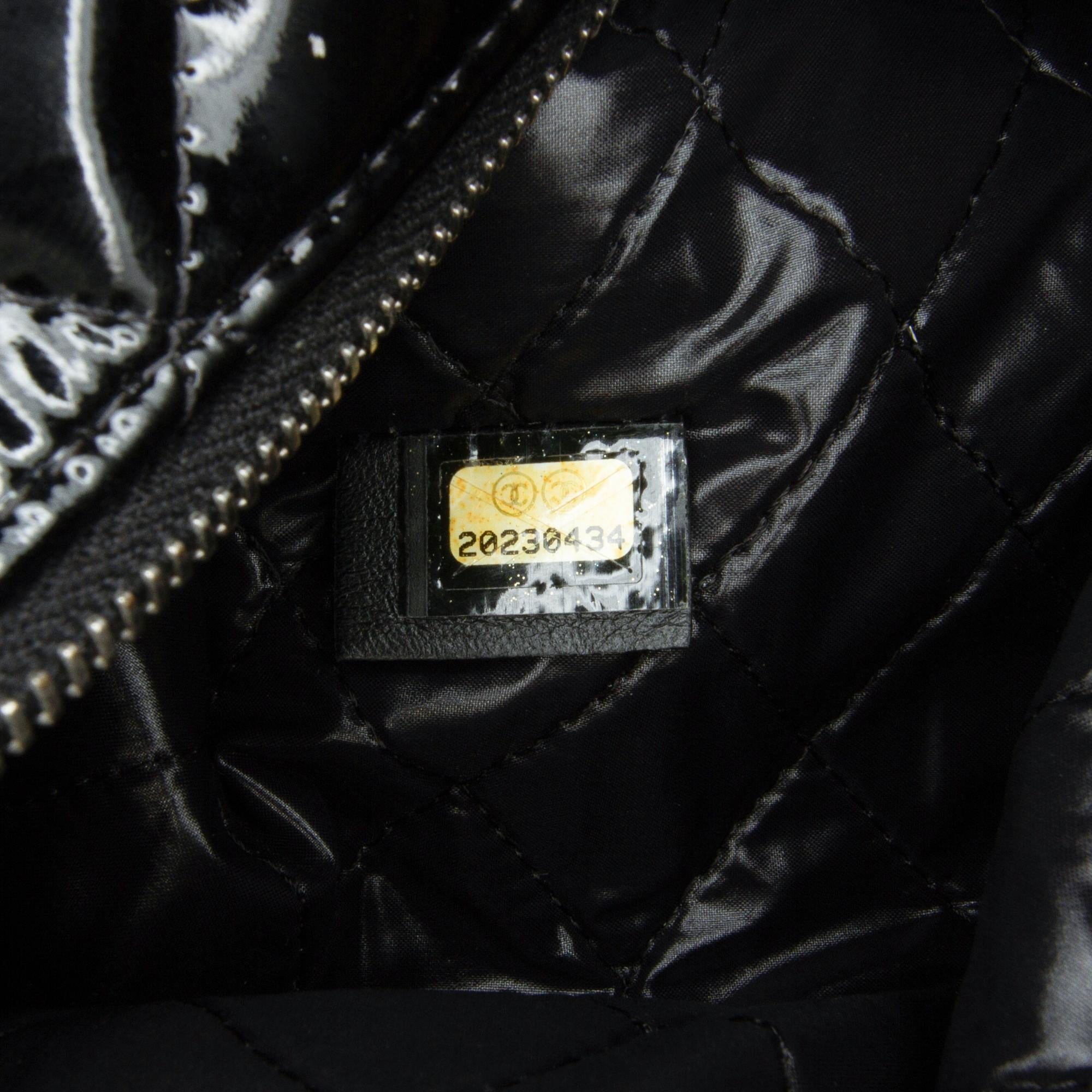 Chanel CC Quilted Patent Leather Pouch (SHG-30waO1)