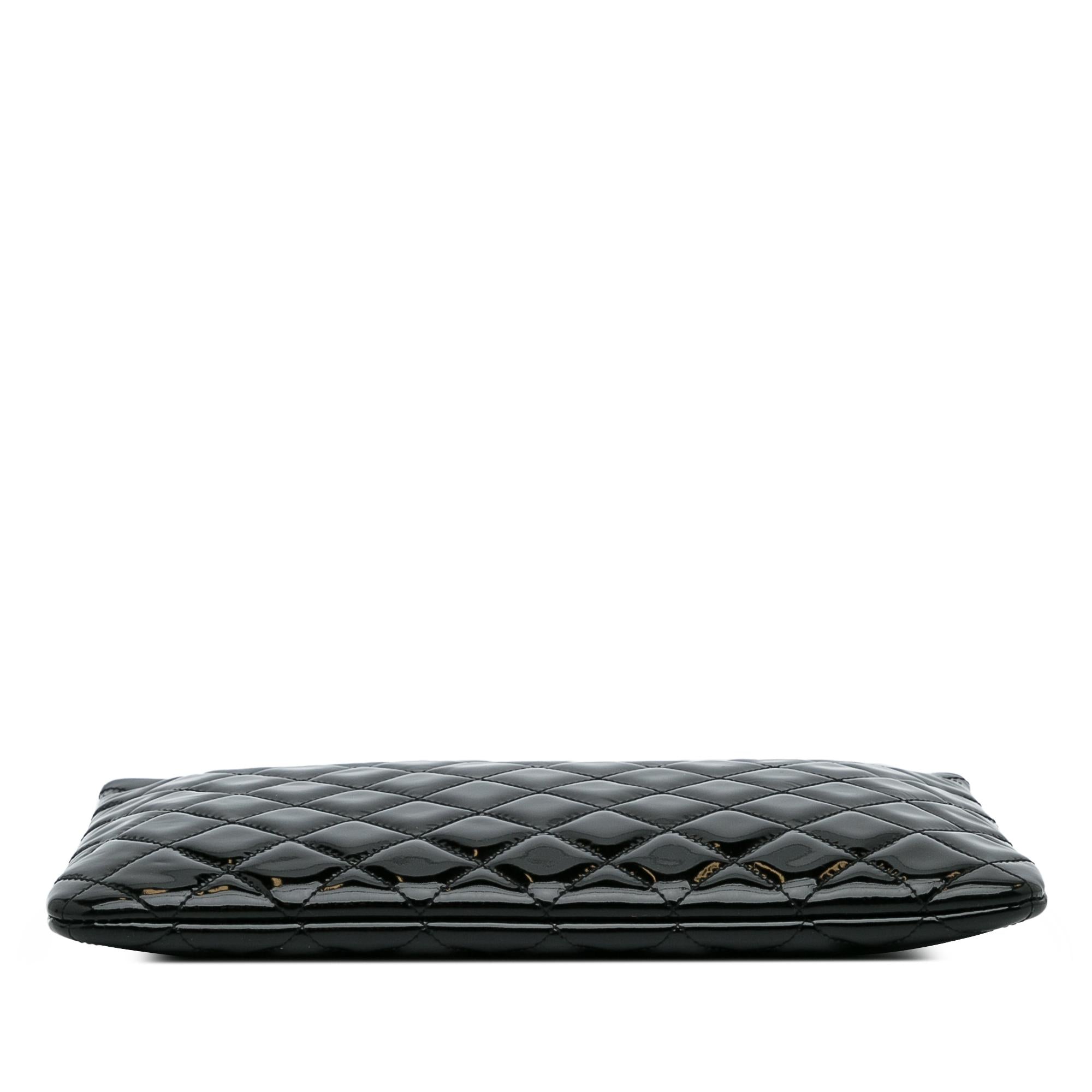 Chanel CC Quilted Patent Leather Pouch (SHG-30waO1)