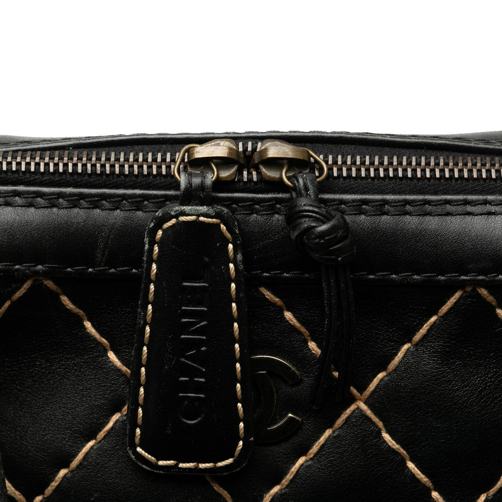 Chanel CC Wild Stitch Lambskin Handbag (SHG-19CouV)