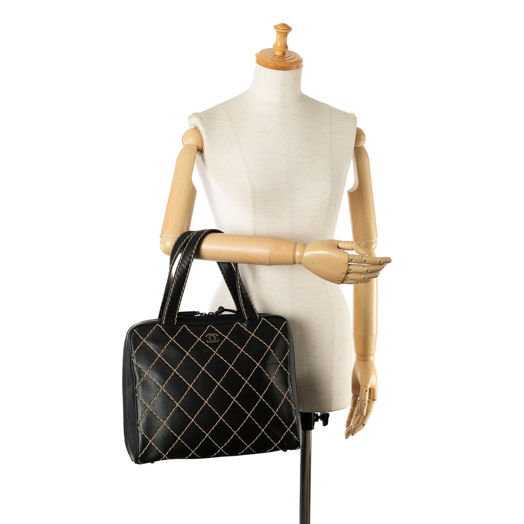 Chanel CC Wild Stitch Lambskin Handbag (SHG-19CouV)