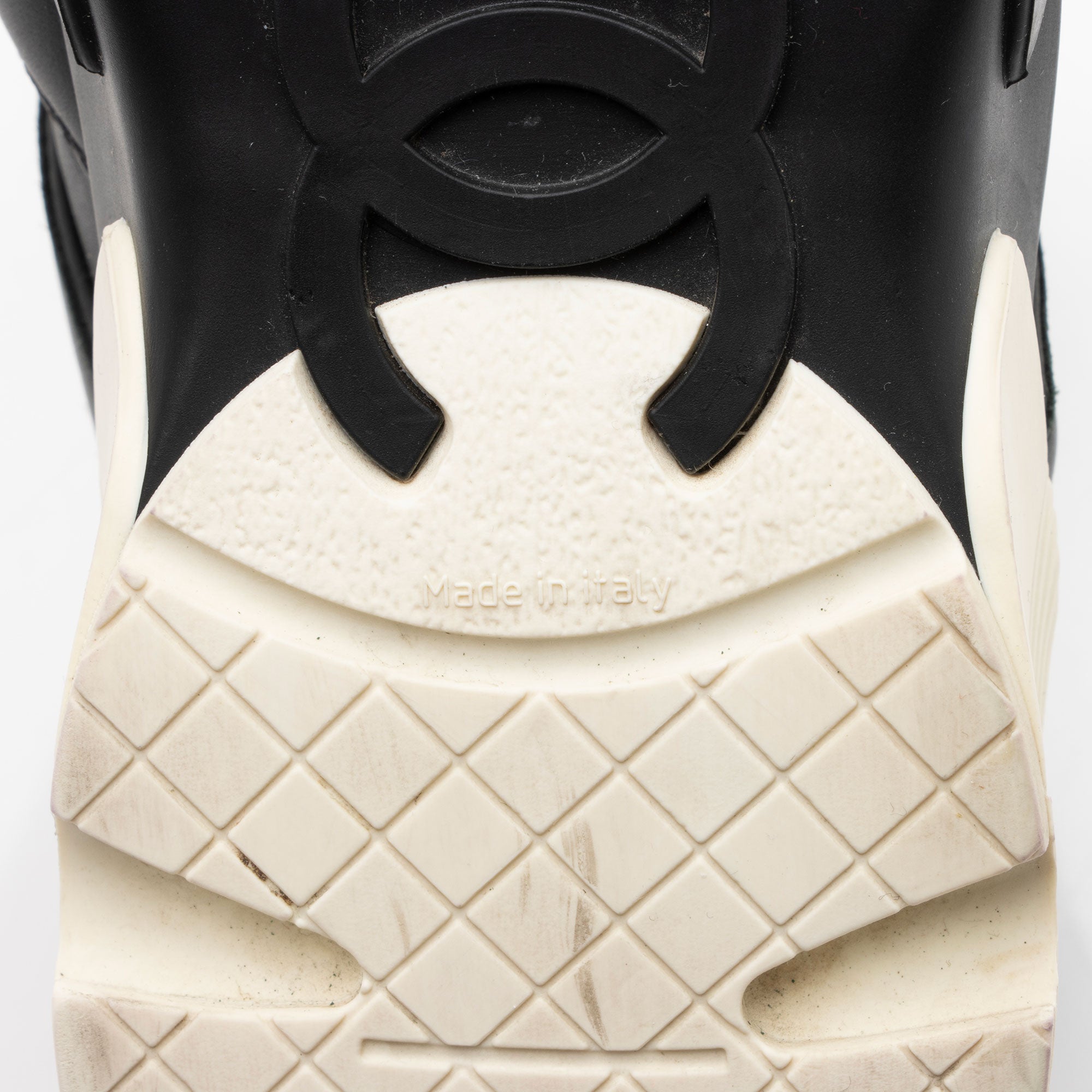 Chanel Calfskin CC Sneakers - Size 7 / 37 (SHF-CiGMEm)