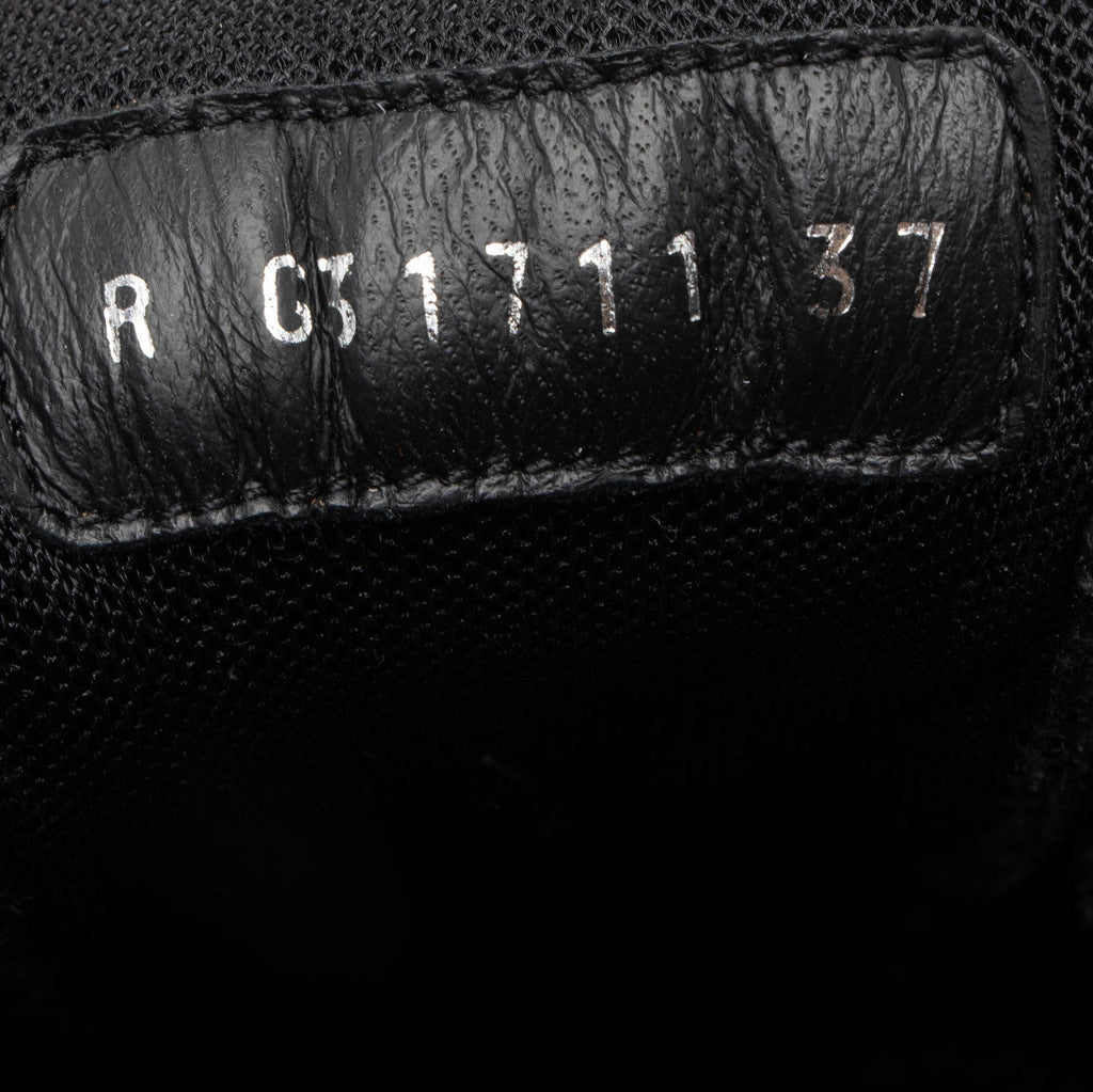 Chanel Calfskin CC Sneakers - Size 7 / 37 (SHF-CiGMEm)
