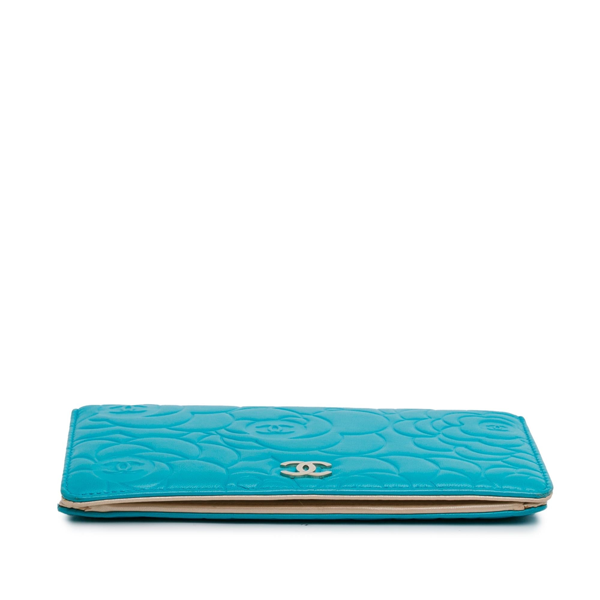 Chanel Camellia Embossed Lambskin Bifold Wallet (SHG-DrLXTc)