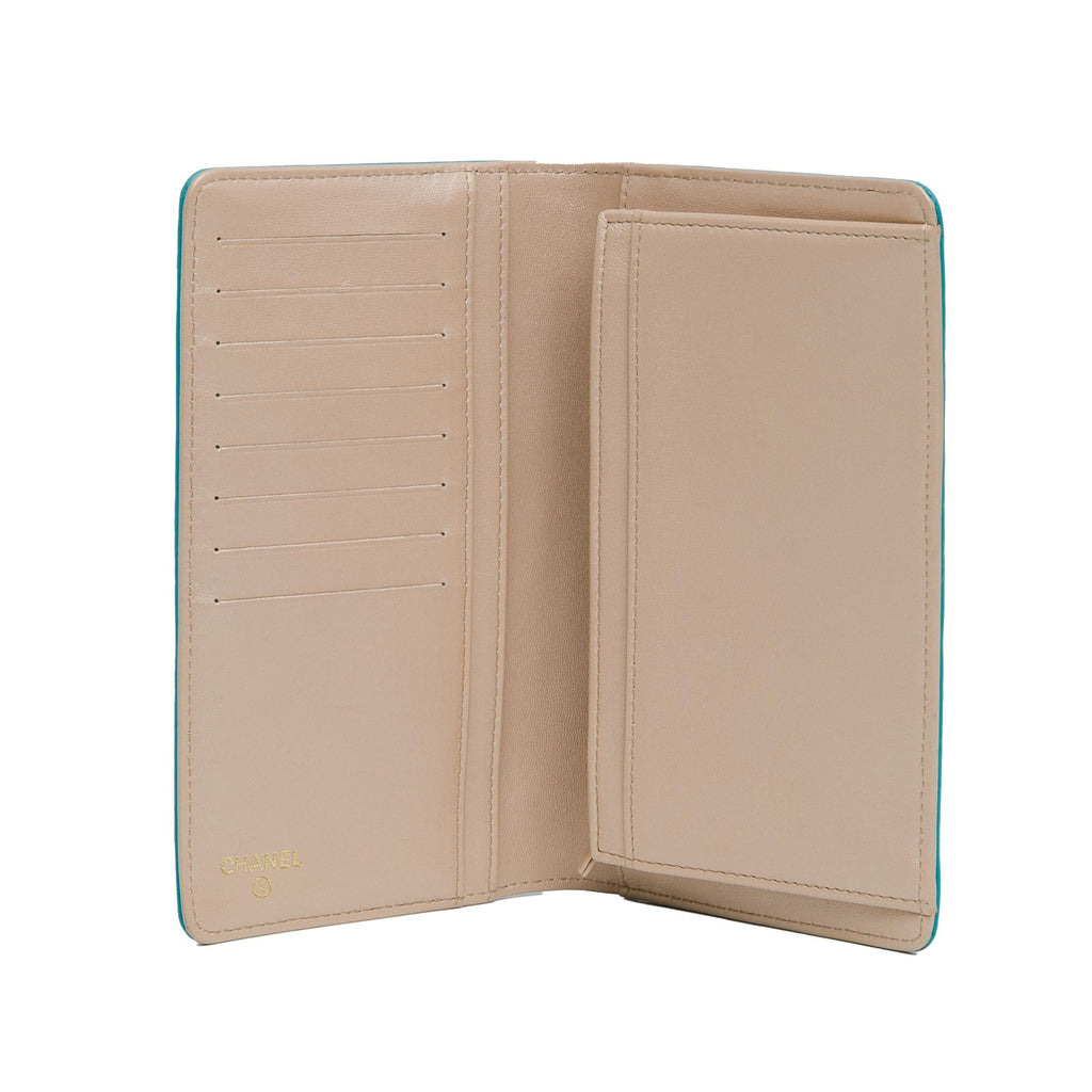 Chanel Camellia Embossed Lambskin Bifold Wallet (SHG-DrLXTc)
