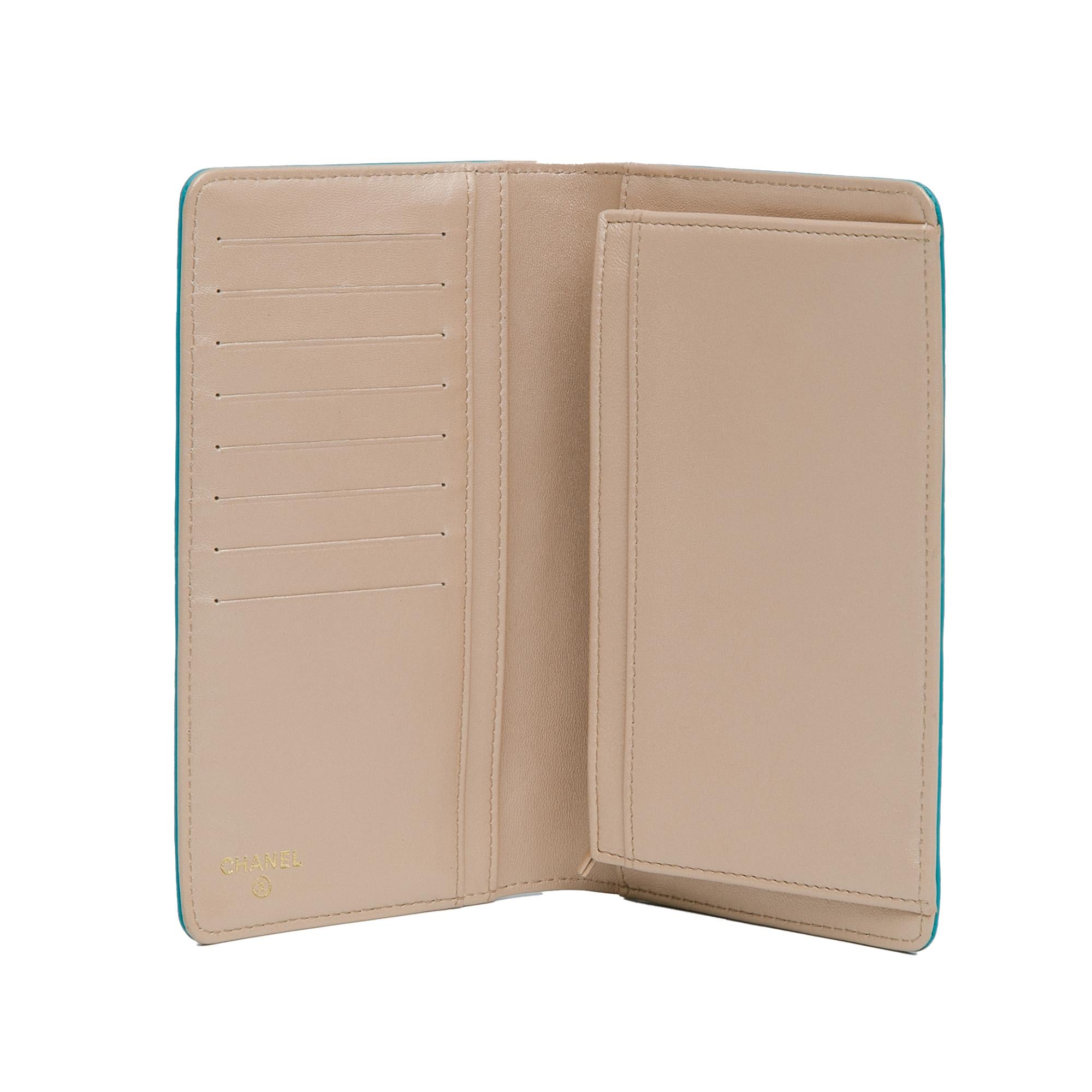 Chanel Camellia Embossed Lambskin Bifold Wallet (SHG-DrLXTc)