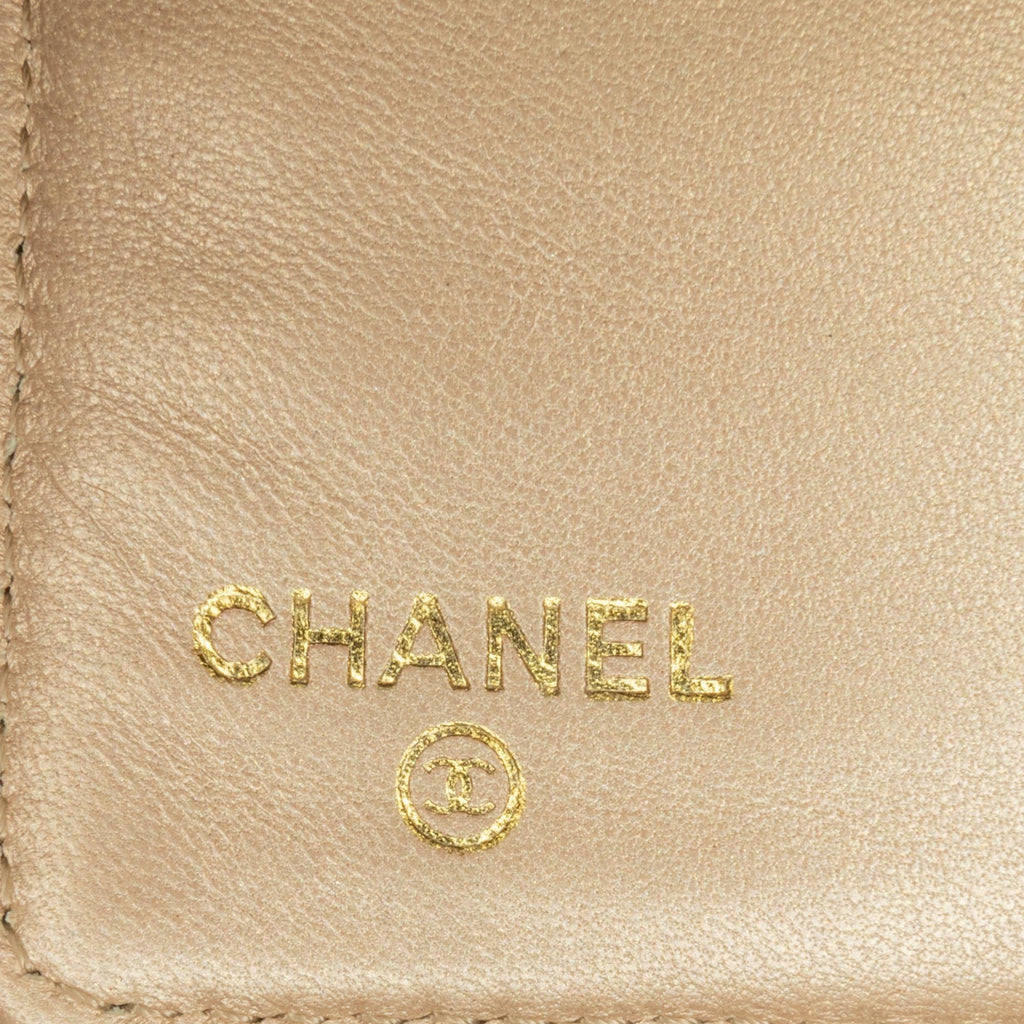 Chanel Camellia Embossed Lambskin Bifold Wallet (SHG-DrLXTc)