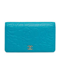 Chanel Camellia Embossed Lambskin Bifold Wallet (SHG-DrLXTc)