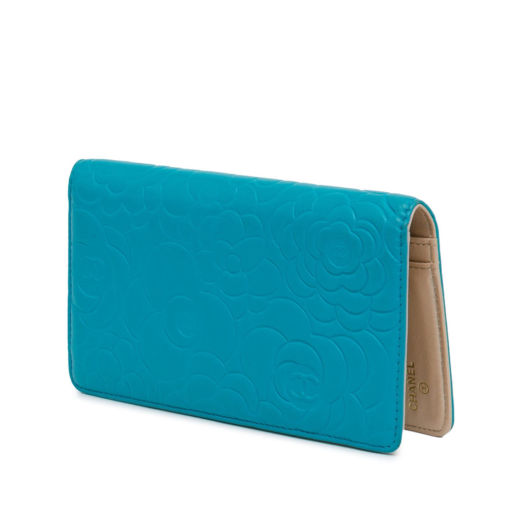 Chanel Camellia Embossed Lambskin Bifold Wallet (SHG-DrLXTc)