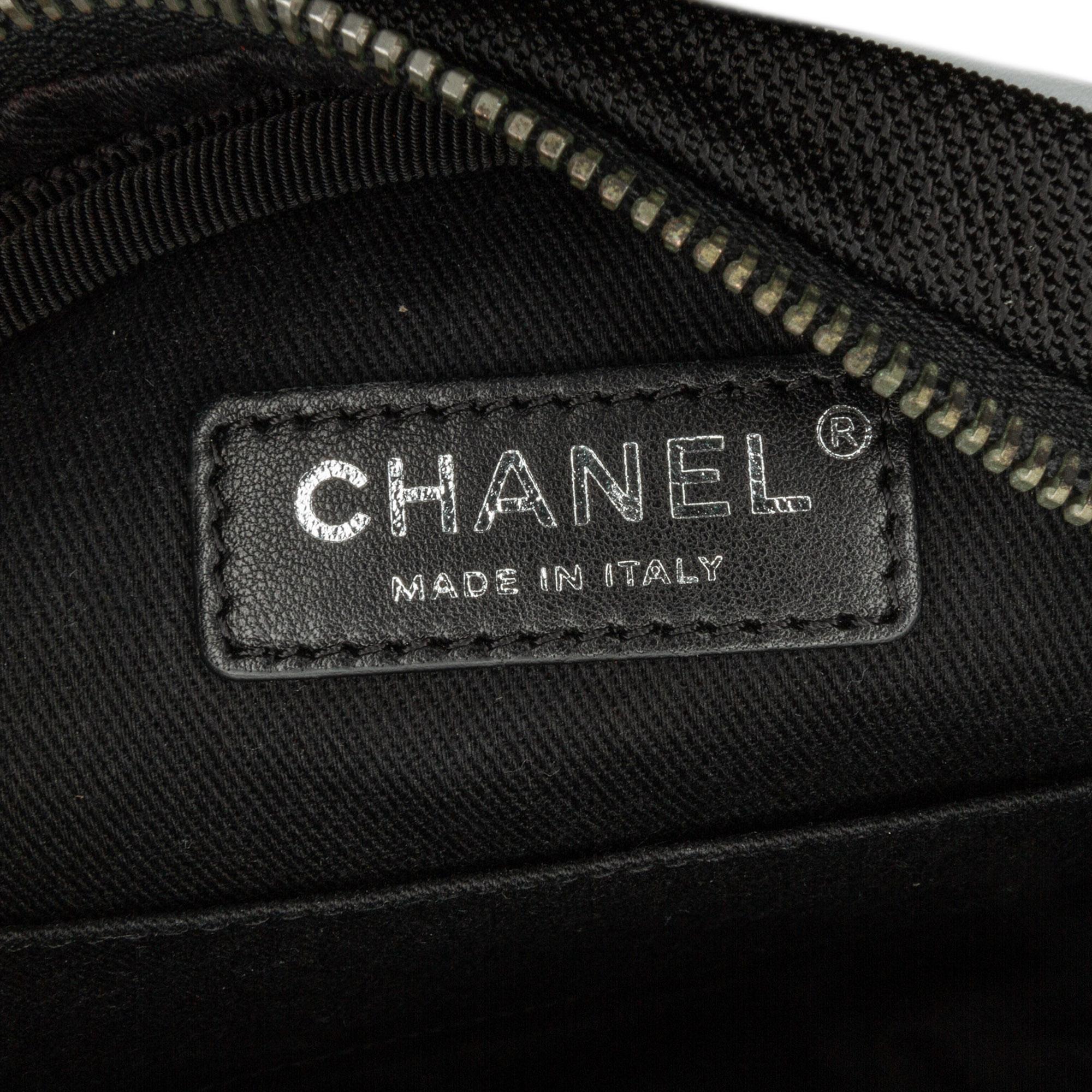 Chanel Canvas And Rubber Airlines Round Crossbody (SHG-JtvBer)