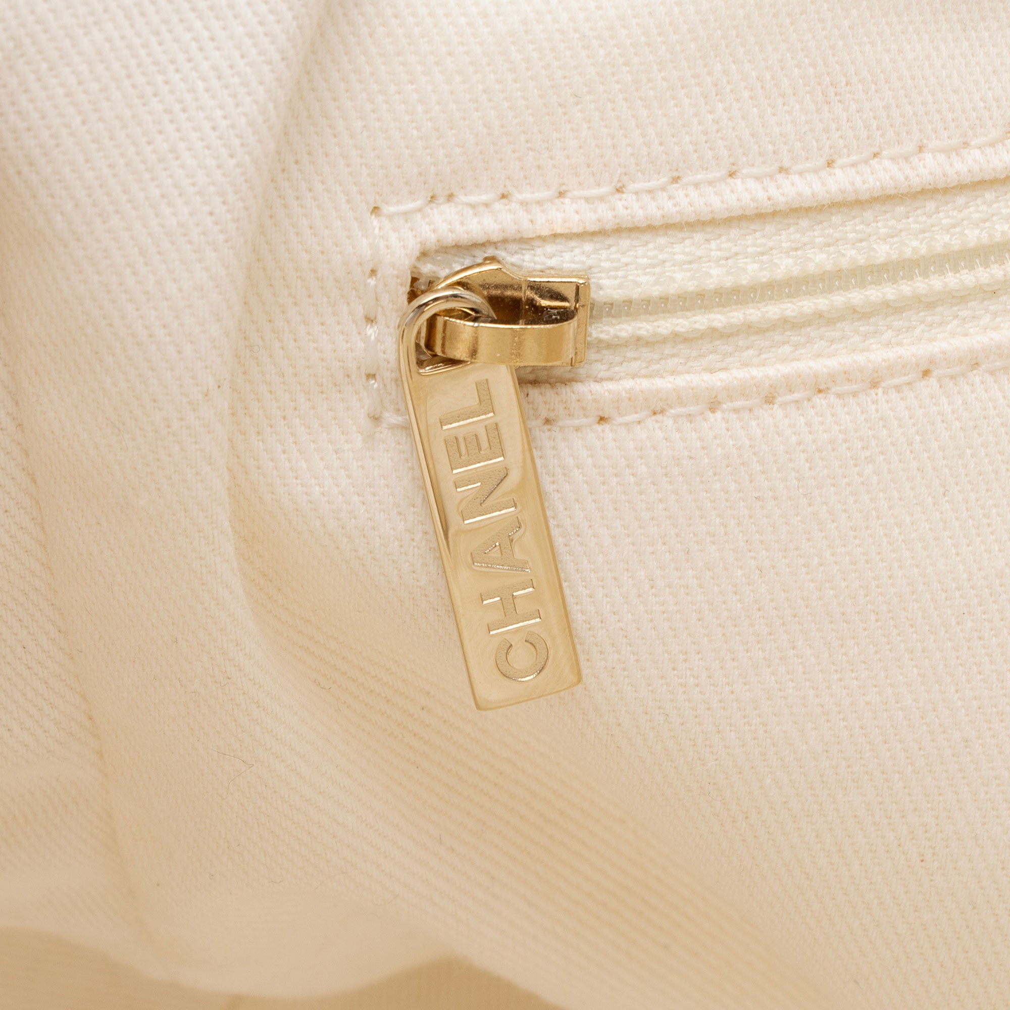 Chanel Canvas Pearl Deauville Medium Tote (SHF-Hmgrlc)