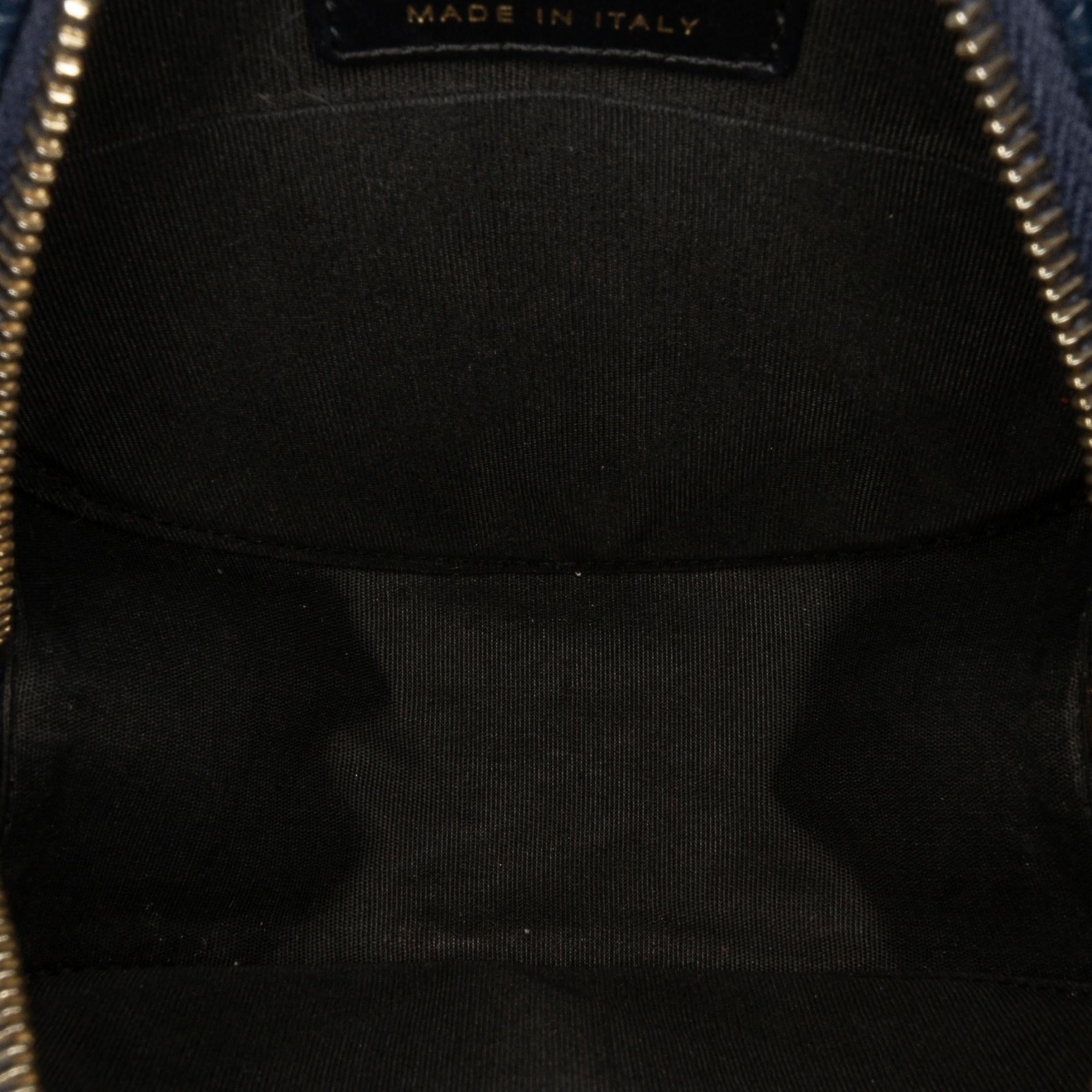 Chanel Caviar CC Filigree Round Crossbody Bag (SHG-ai93Fn)
