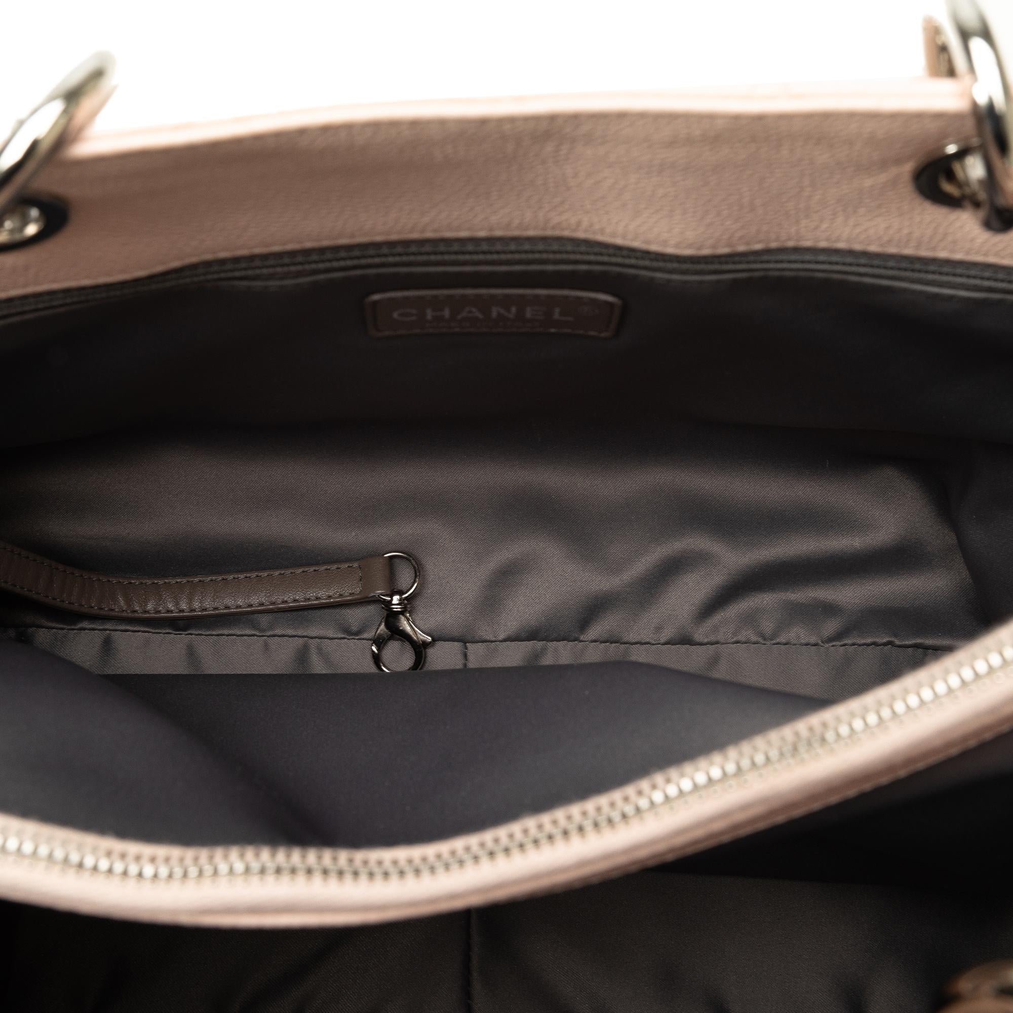 Chanel Caviar Grand Shopping Tote (SHG-QS2NB1)