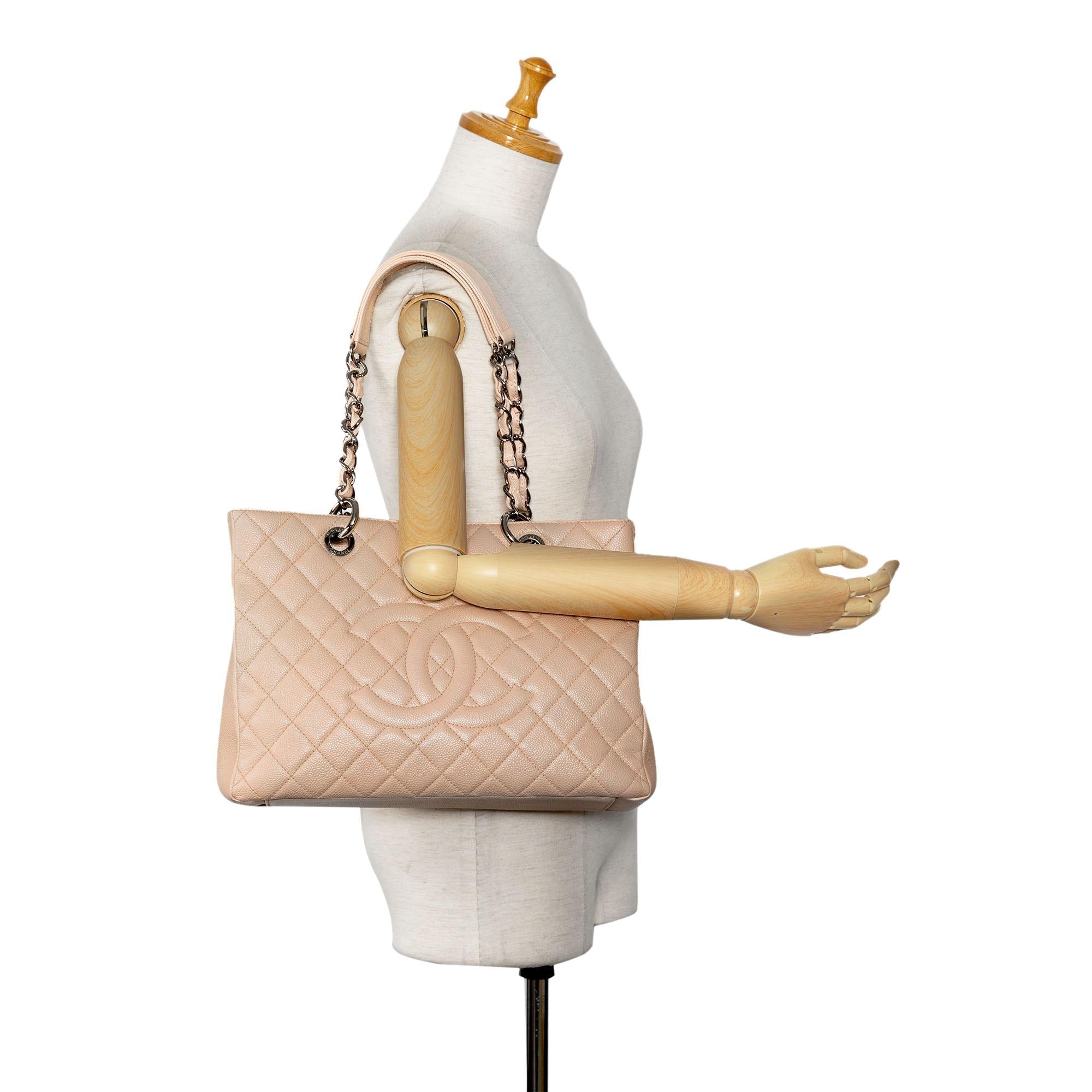 Chanel Caviar Grand Shopping Tote (SHG-QS2NB1)